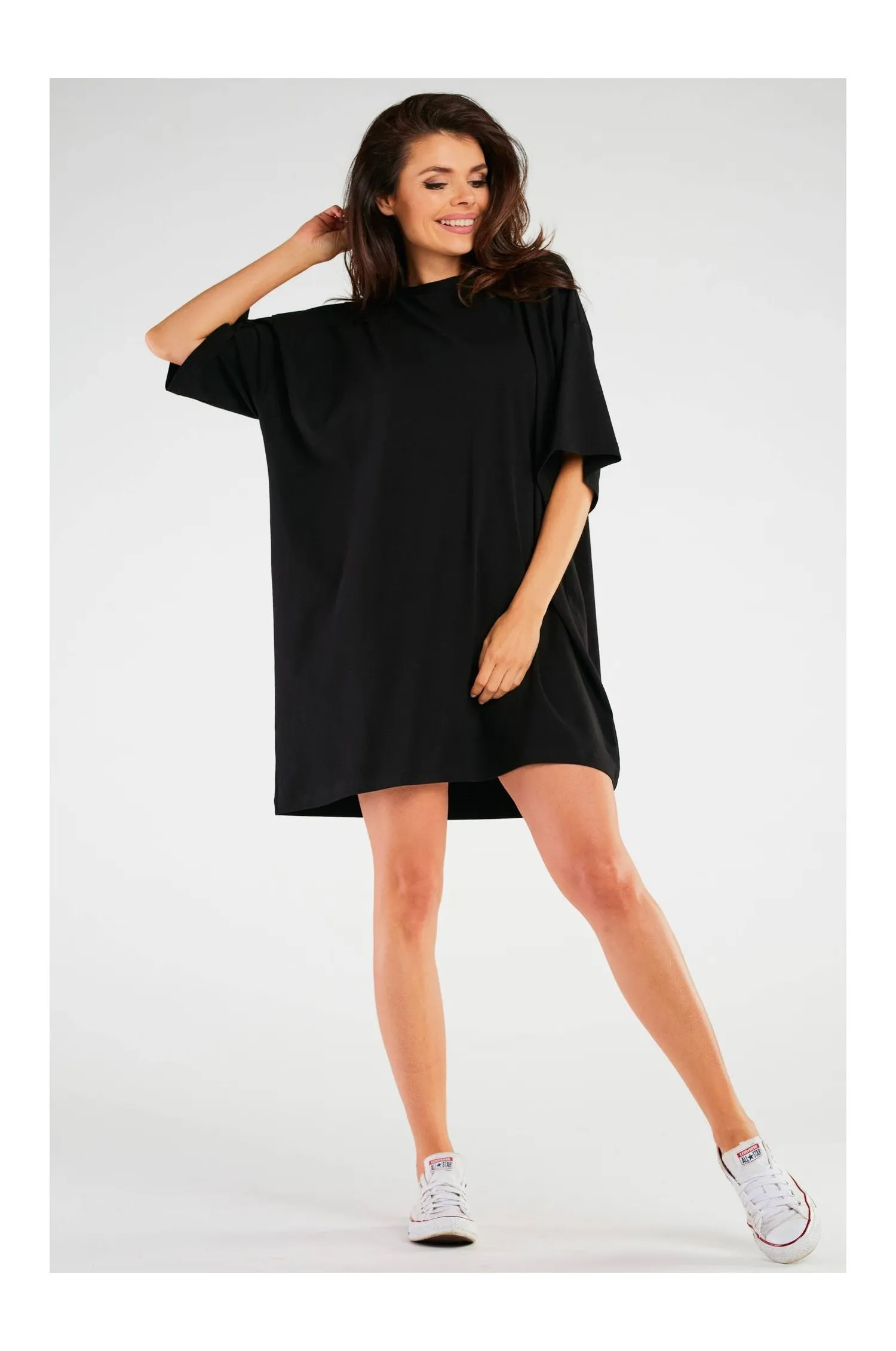 Swobodna sukienka z asymnetrycznym dołem - czarna