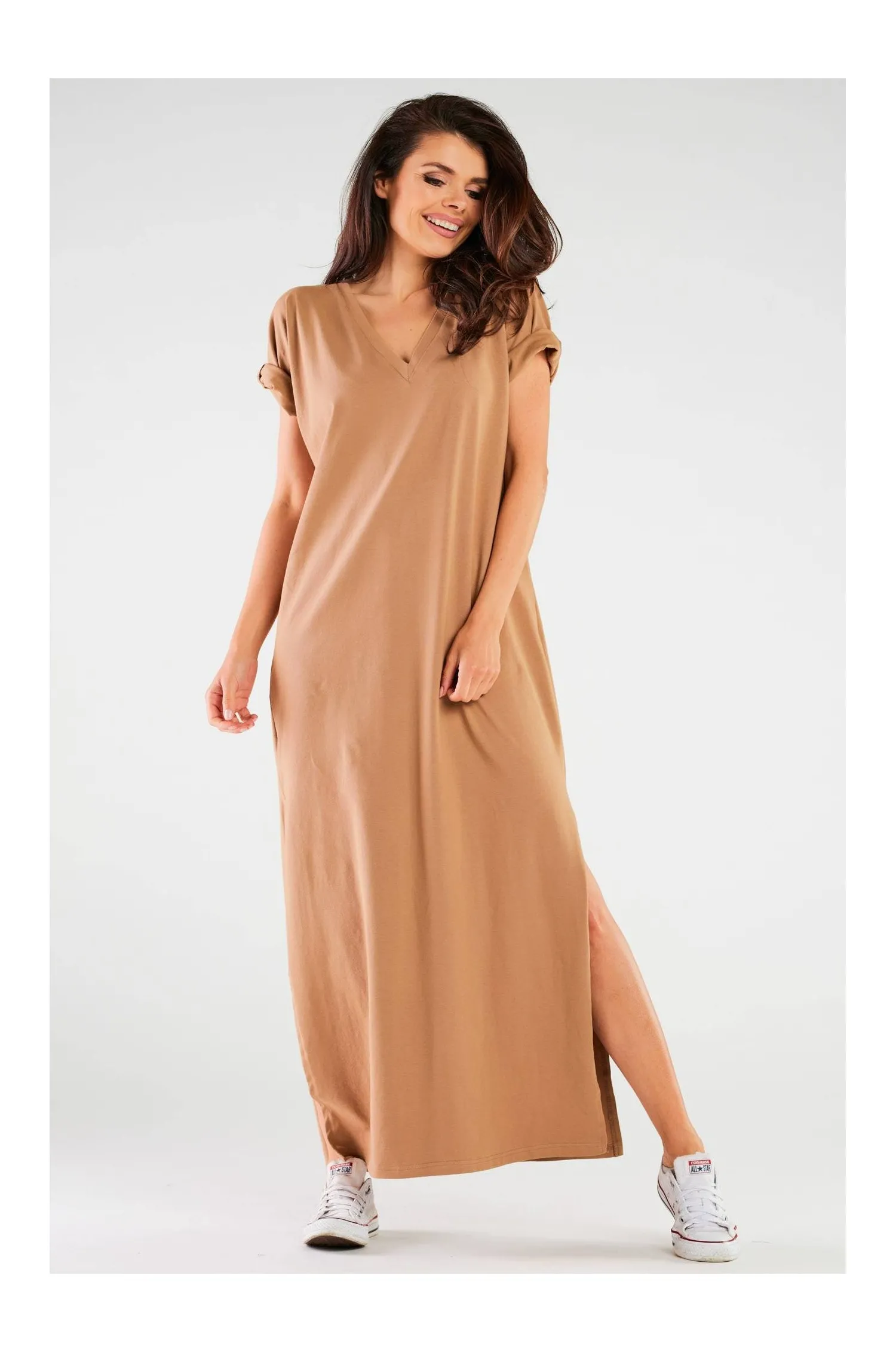 Maxi sukienka z długim rozcięciem - beżowa - Rozmiar: L/XL