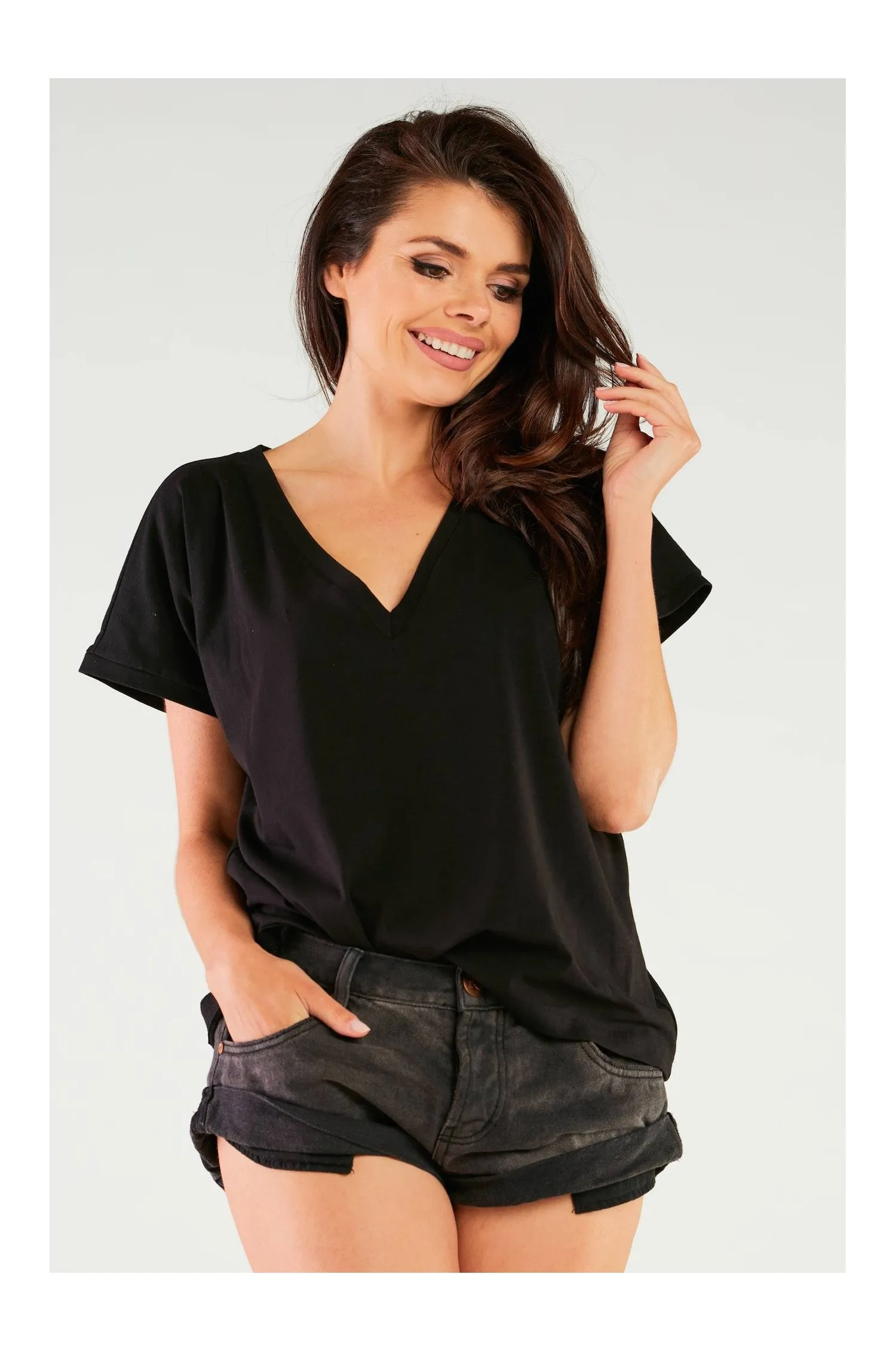 Luźna bluzka z dekoltem w szpic - czarna