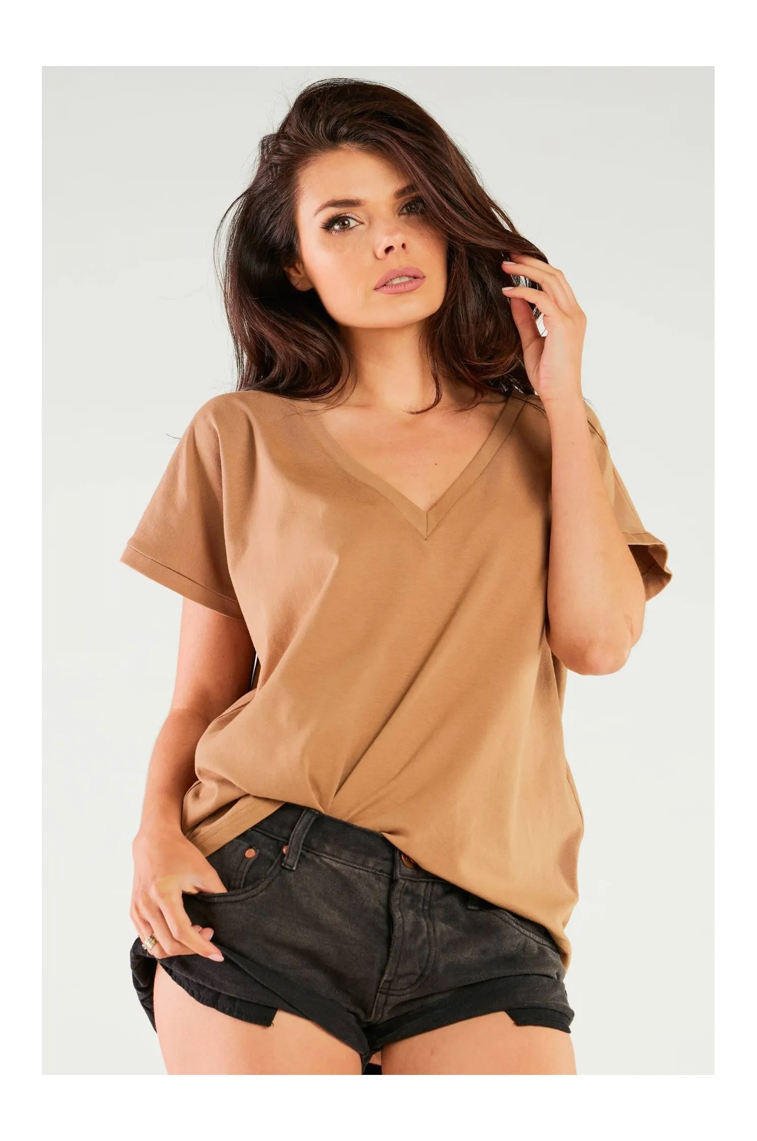 Luźna bluzka z dekoltem w szpic - beżowa