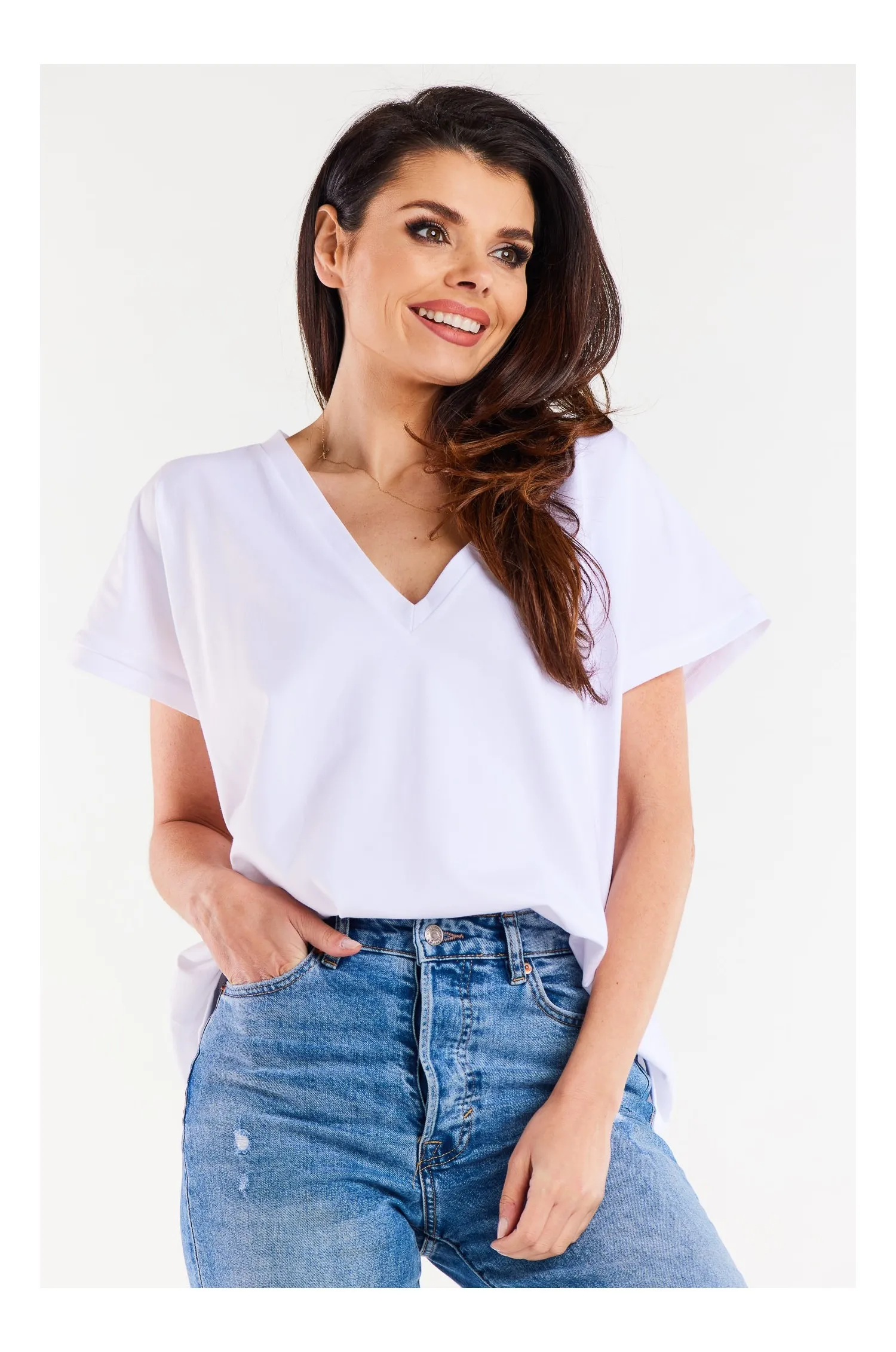 Luźna bluzka z dekoltem w szpic - biała