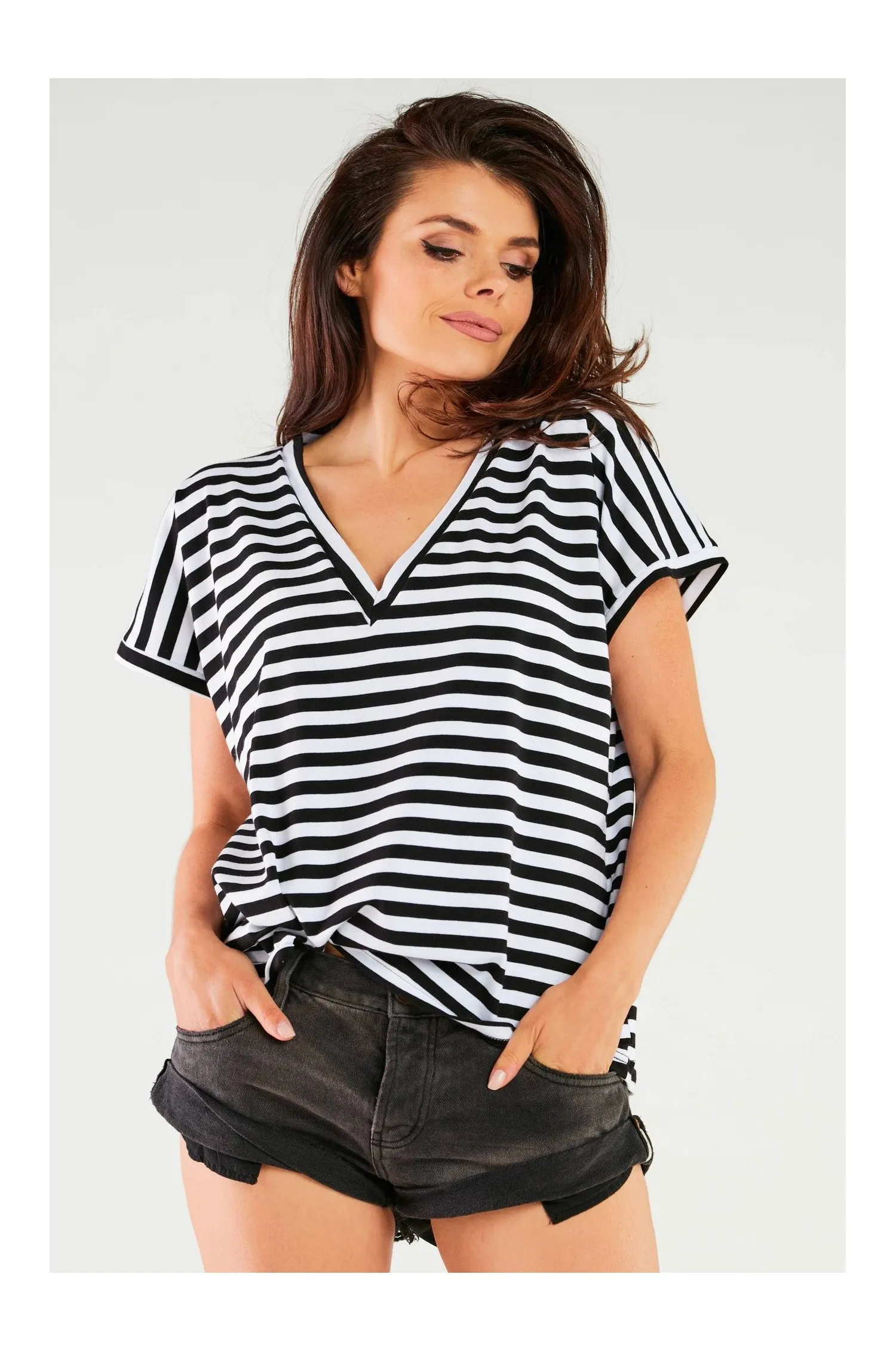 Luźna bluzka z dekoltem w szpic - paski