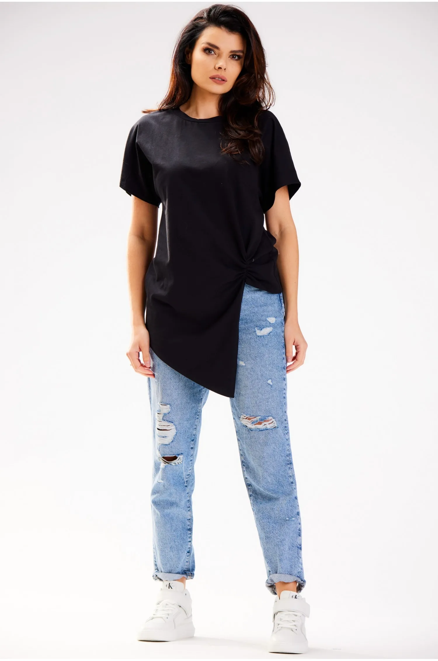 Damska bluzka z asymetrycznym dołem - czarna - Rozmiar: S/M