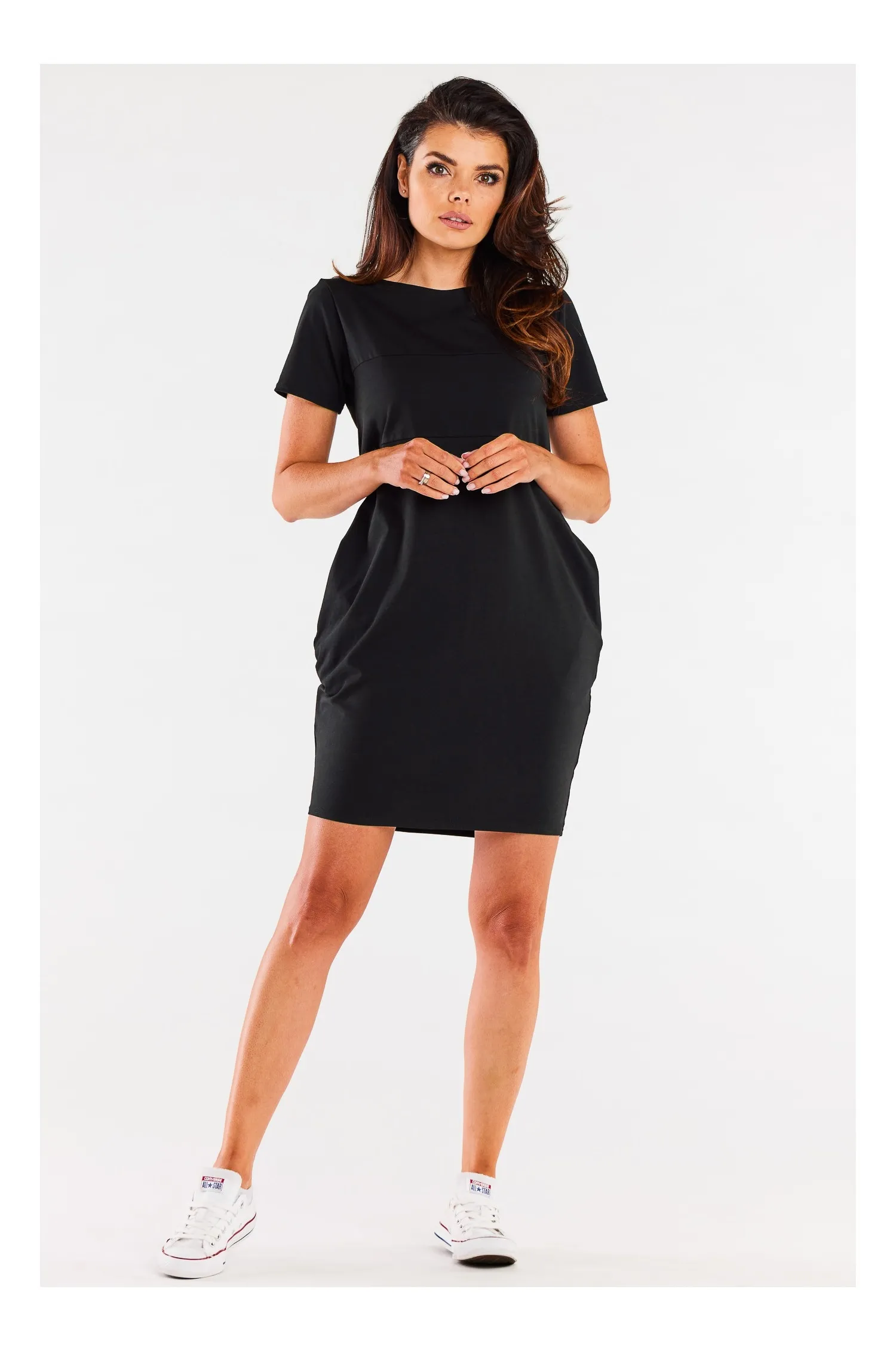 Krótka bawełniana sukienka z przeszyciami - czarna - Rozmiar: S/M