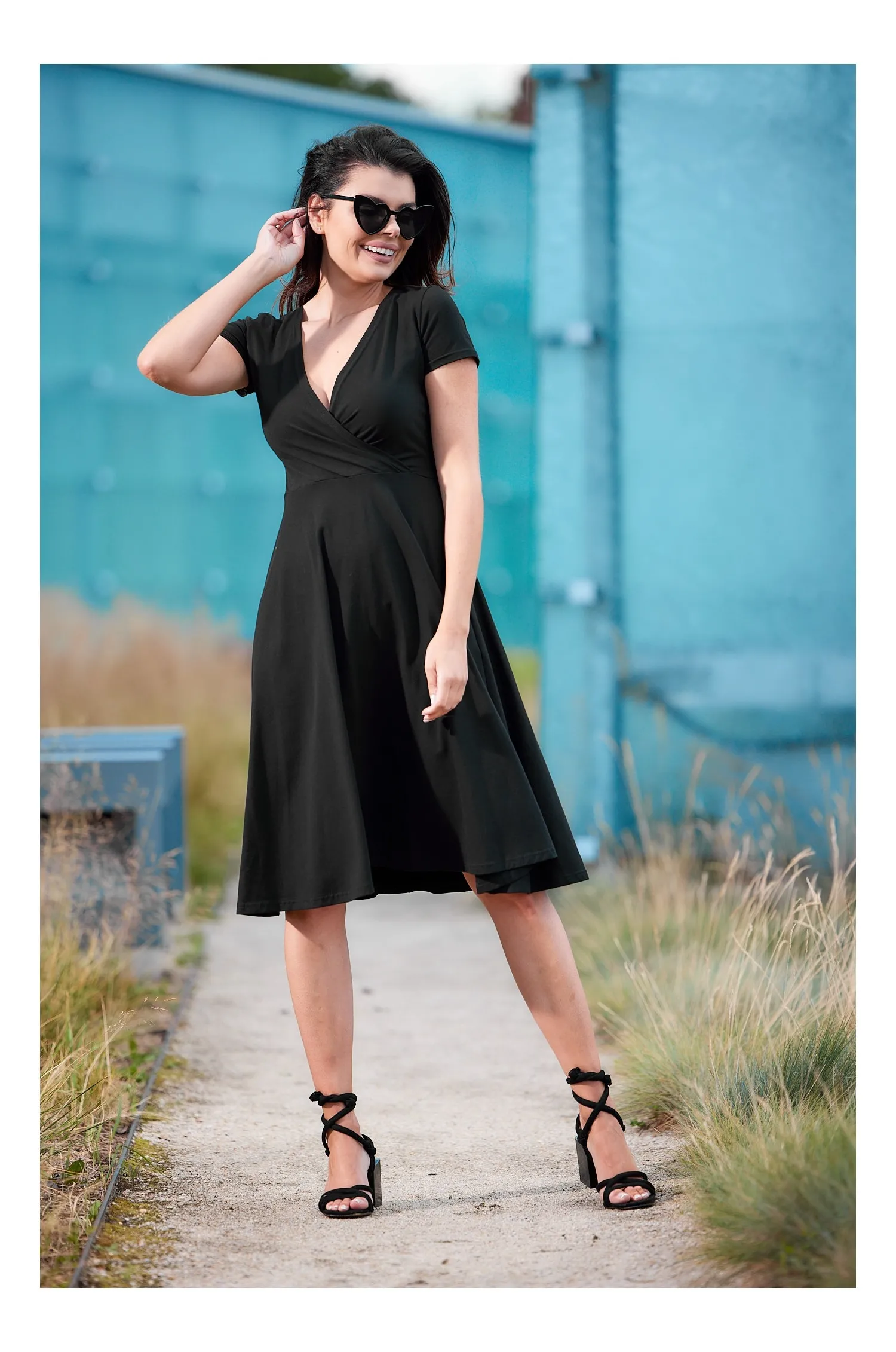 Bawełniana sukienka z kopertową górą - czarna - Rozmiar: M