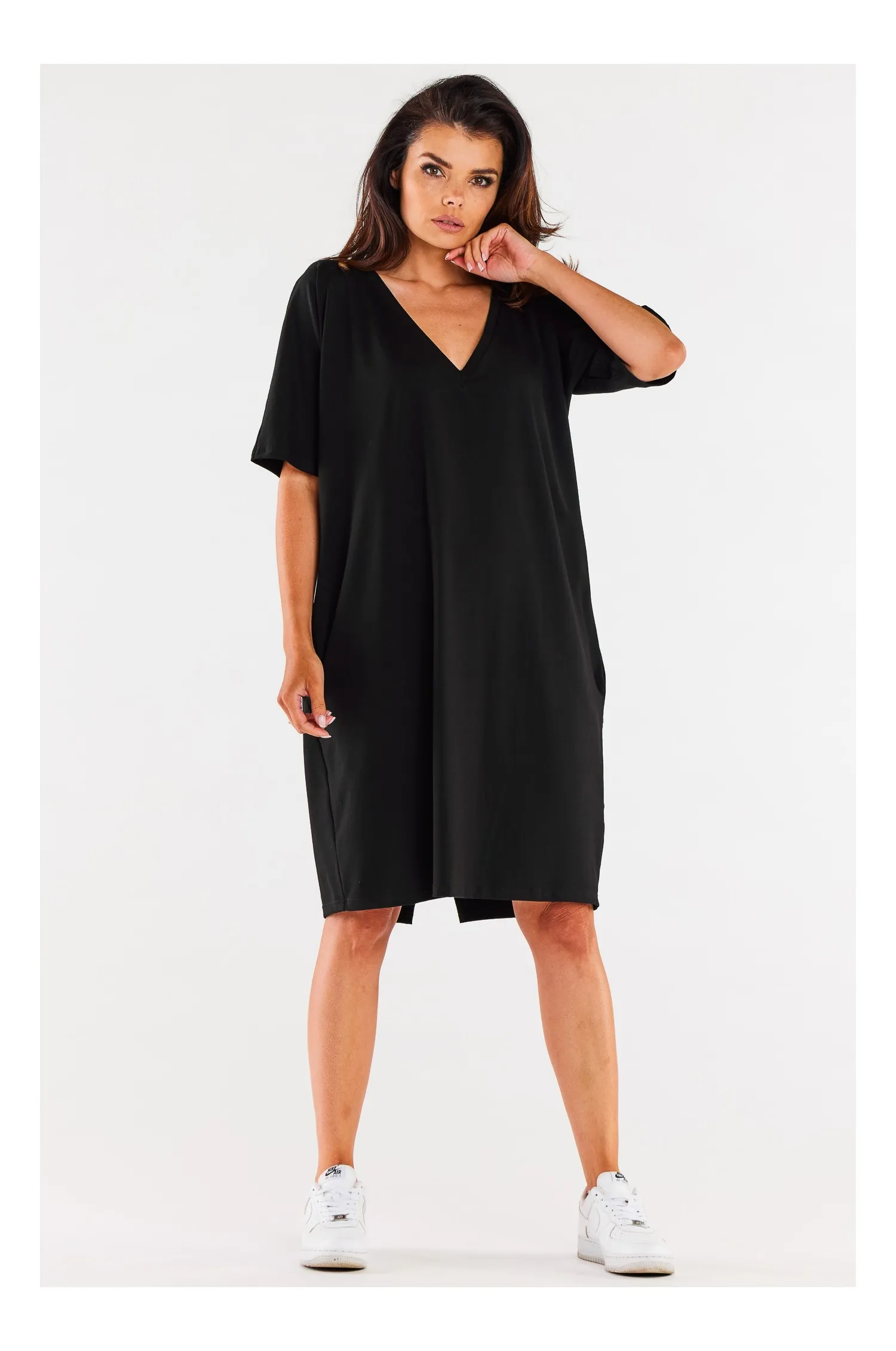 Dzianinowa midi sukienka z dekoltem V - czarna