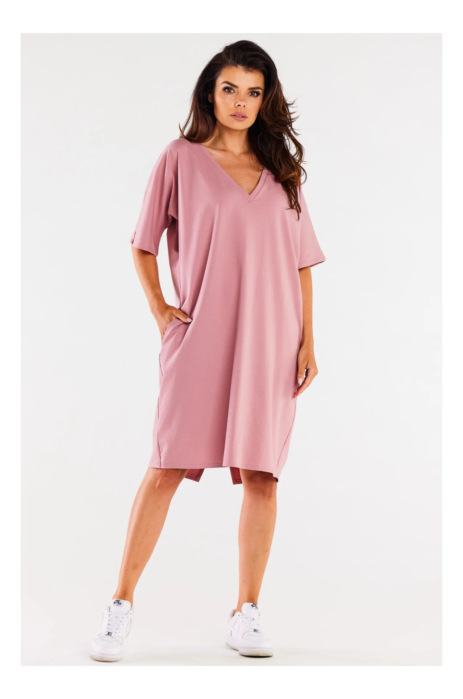 Dzianinowa midi sukienka z dekoltem V - różowa