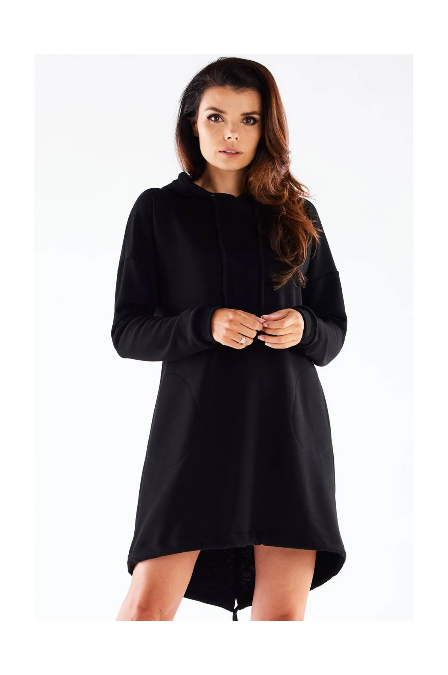 Asymetryczna sukienka z kapturem i długim rękawem - czarna - Rozmiar: S/M