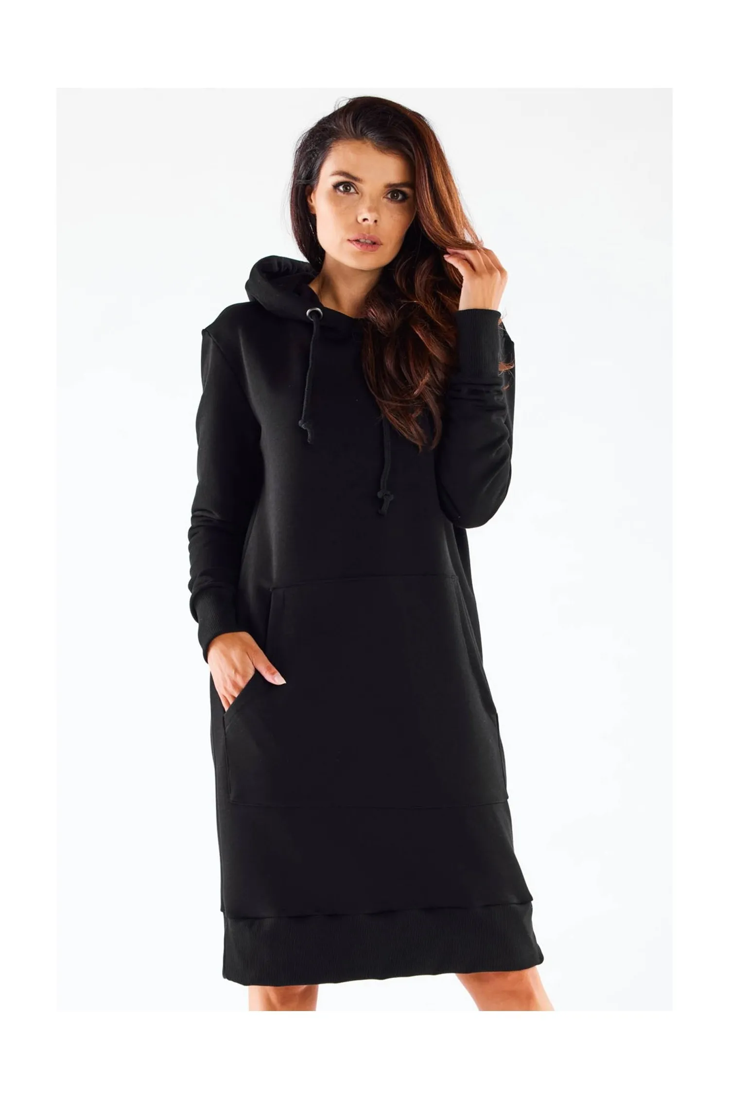 Dzianinowa sukienka z kieszeniami i kapturem - czarna - Rozmiar: L/XL