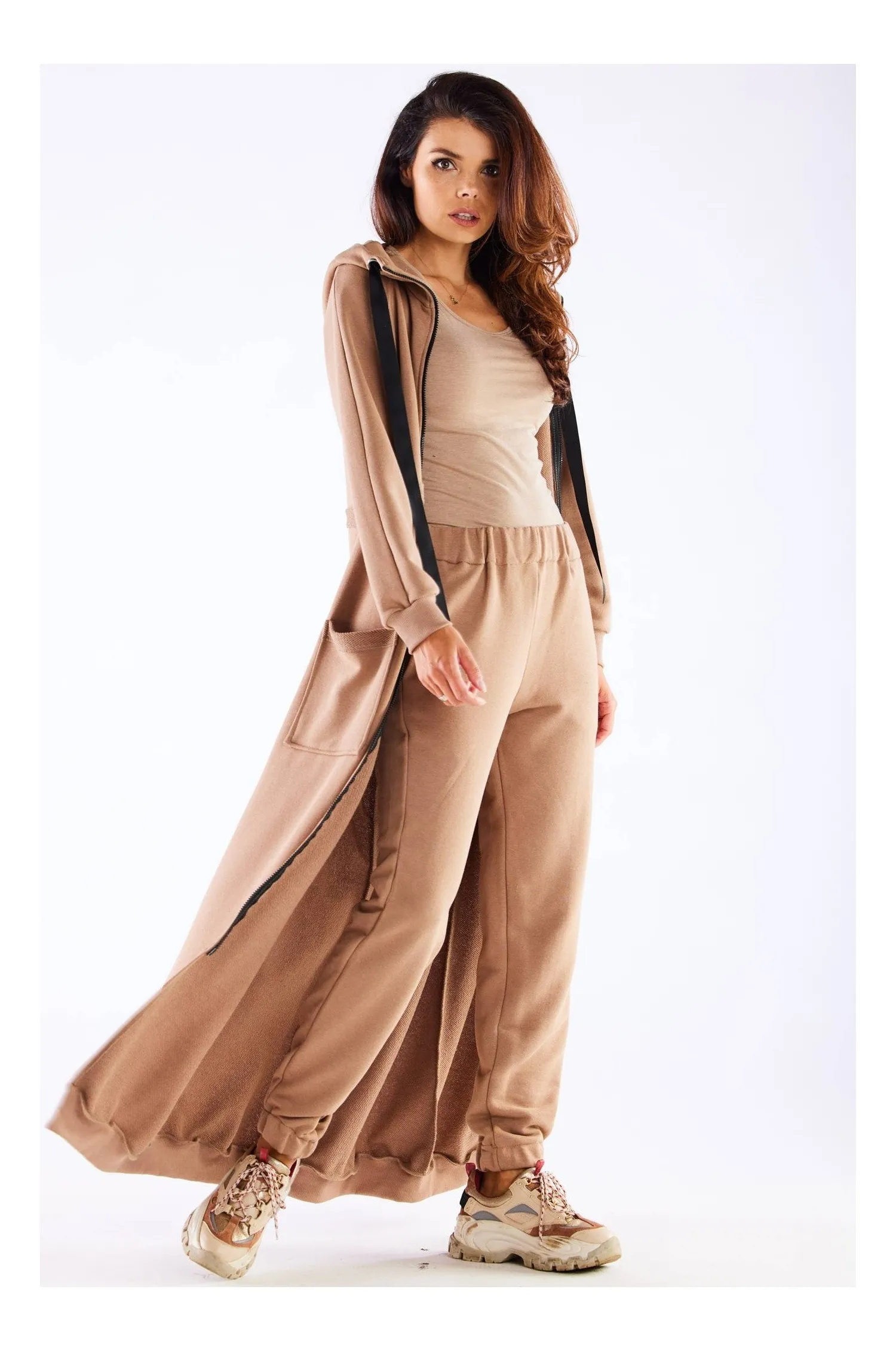 Długa bluza z kapturem i przeszyciami - beżowa - Rozmiar: L/XL