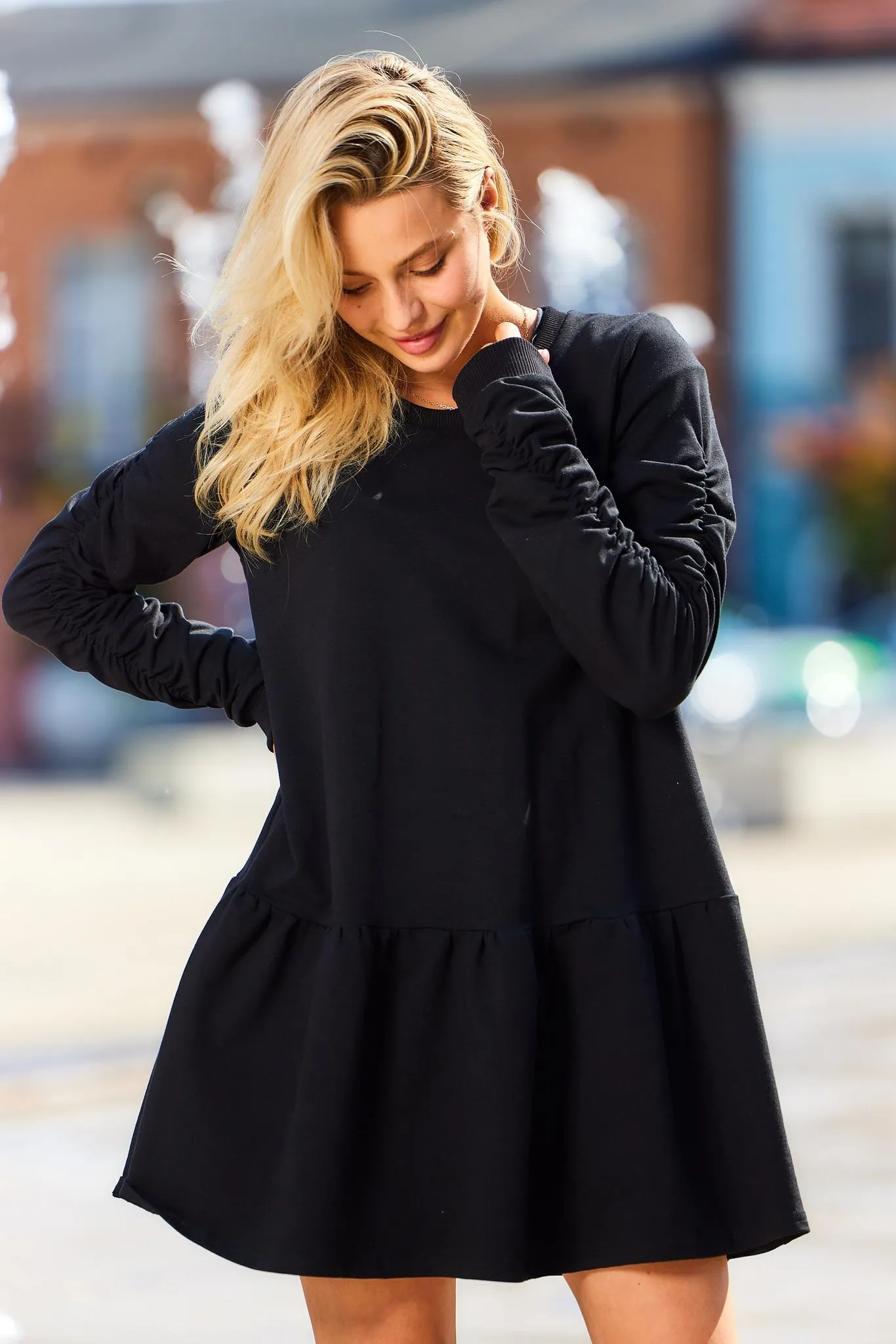 Krótka sukienka z marszczeniem na rękawach - czarna - Rozmiar: S