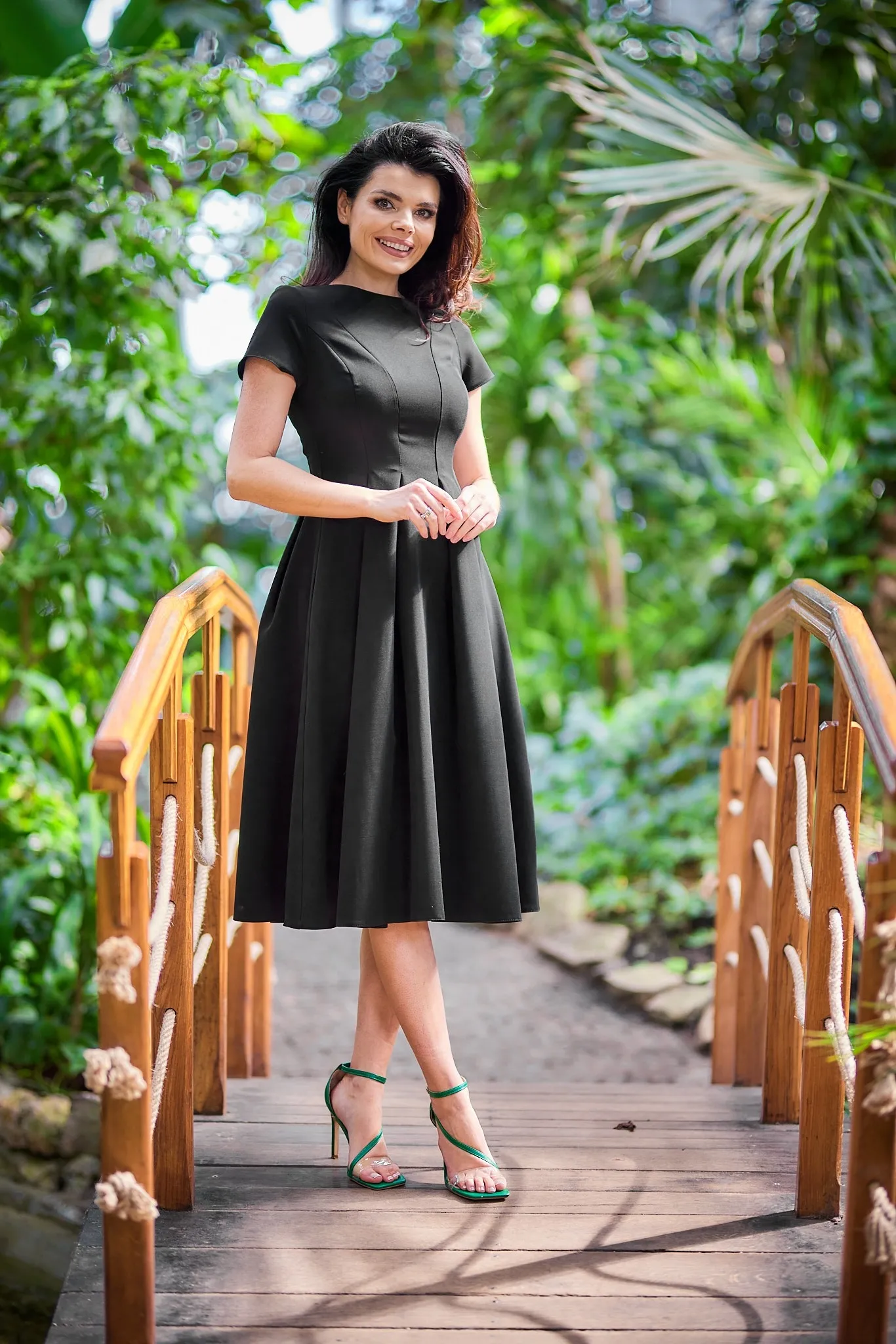 Rozkloszowana sukienka z krótkim rękawem - czarna - Rozmiar: XL