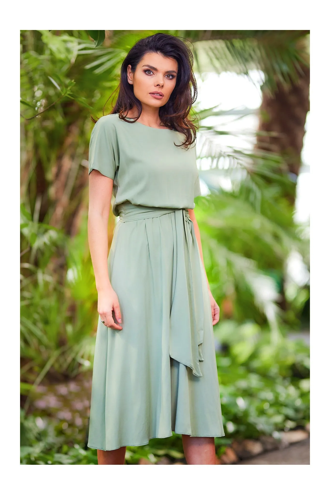 Wygodna sukienka midi przewiązana w pasie - zielona - Rozmiar: S