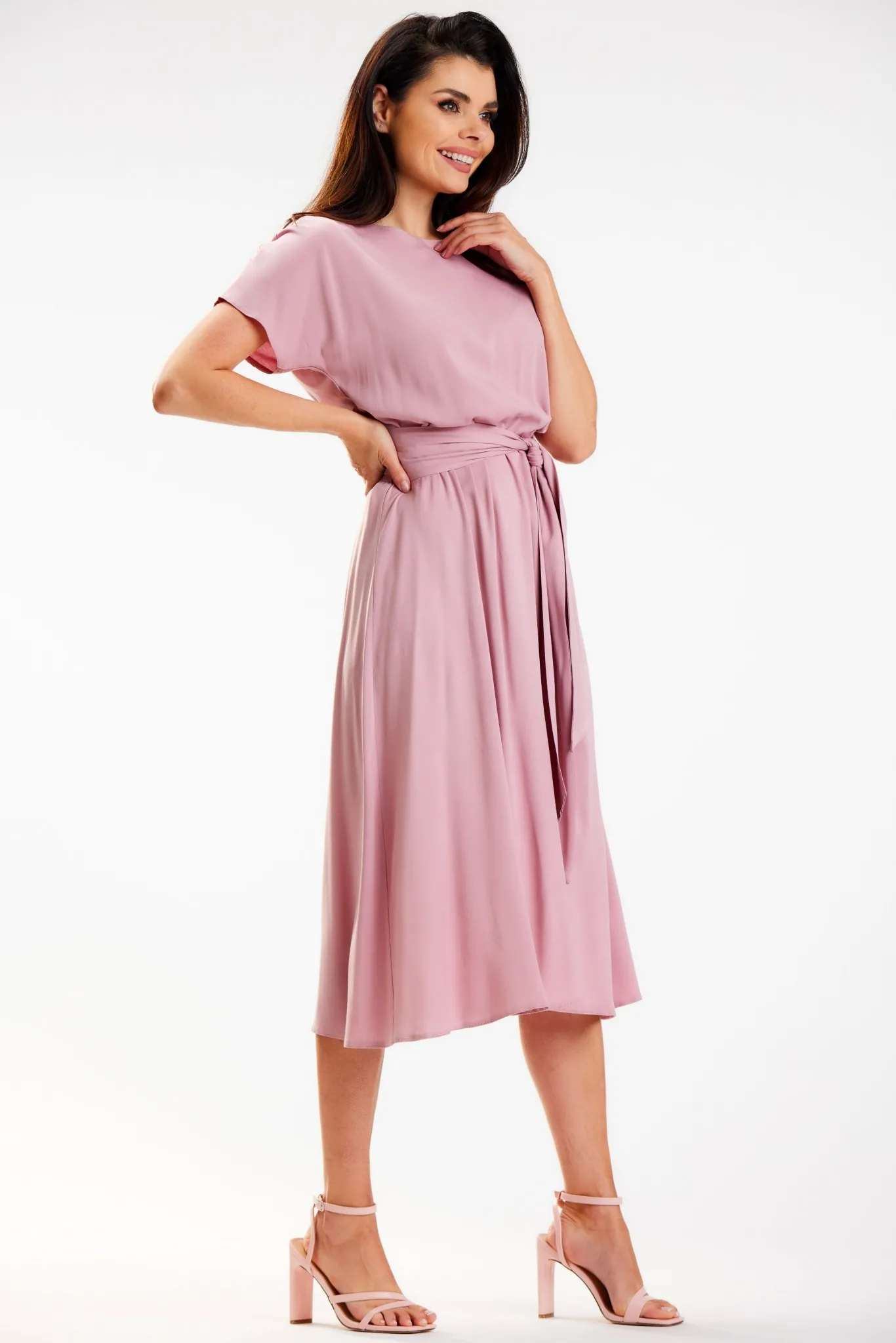 Wygodna sukienka midi przewiązana w pasie - różowa - Rozmiar: S