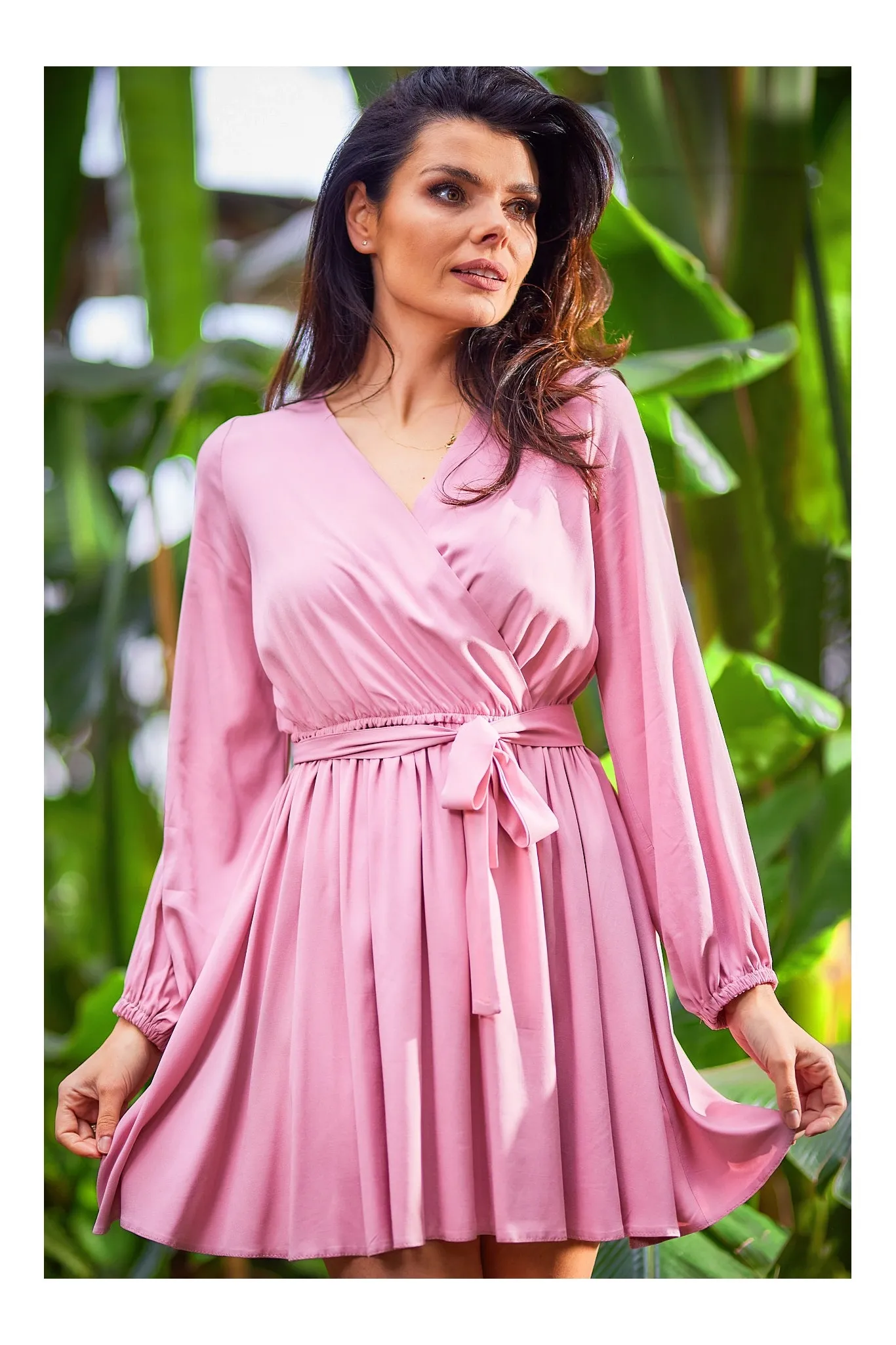 Rozkloszowana sukienka mini z dekoltem V - różowa - Rozmiar: L