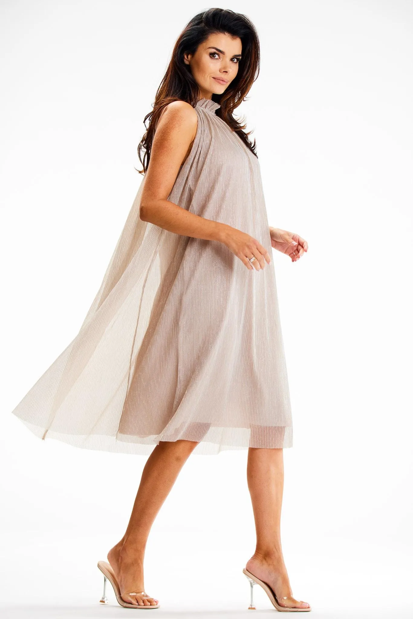 Luźna błyszcząca sukienka na stójce - beżowa - Rozmiar: M