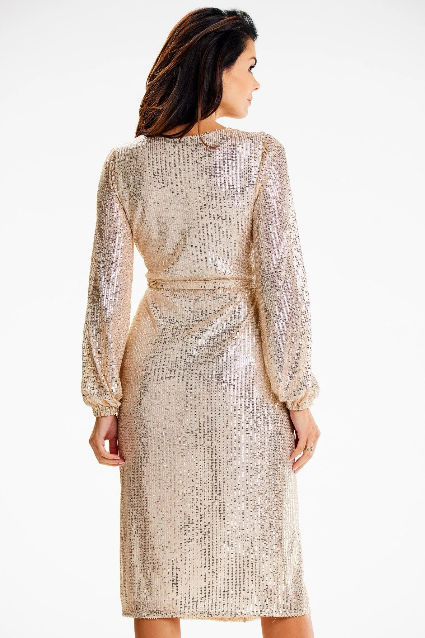 Elegancka kopertowa sukienka z cekinami - beżowa - Rozmiar: M