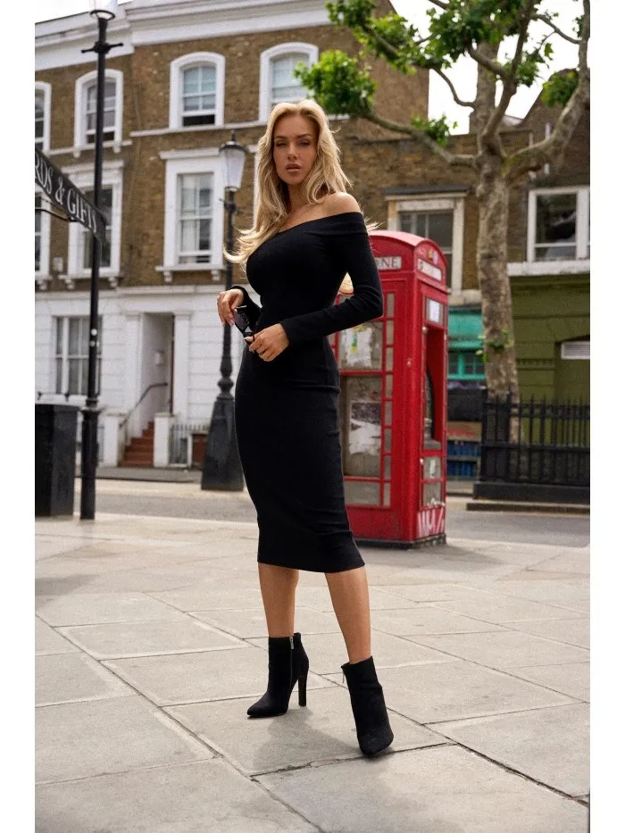 Dopasowana sukienka z dekoltem - czarna - Rozmiar: L/XL