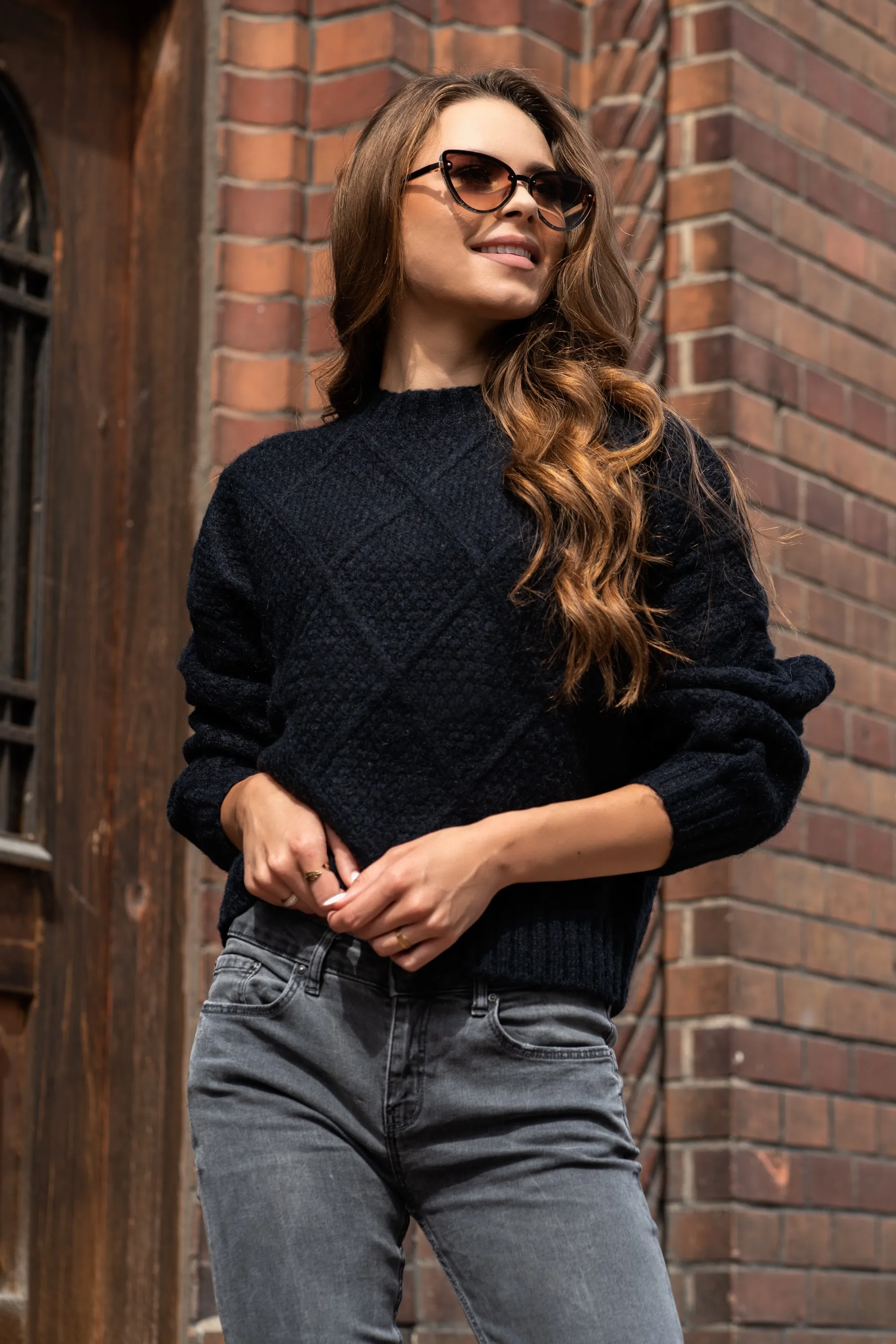 Ciepły Sweter z Ozdobnym Splotem - Czarny