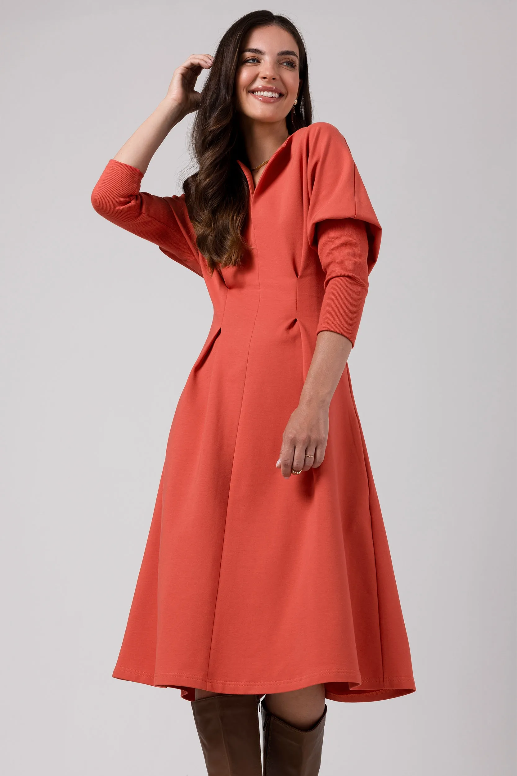 Rozkloszowana Sukienka z Zaznaczoną Talią - Ceglasta