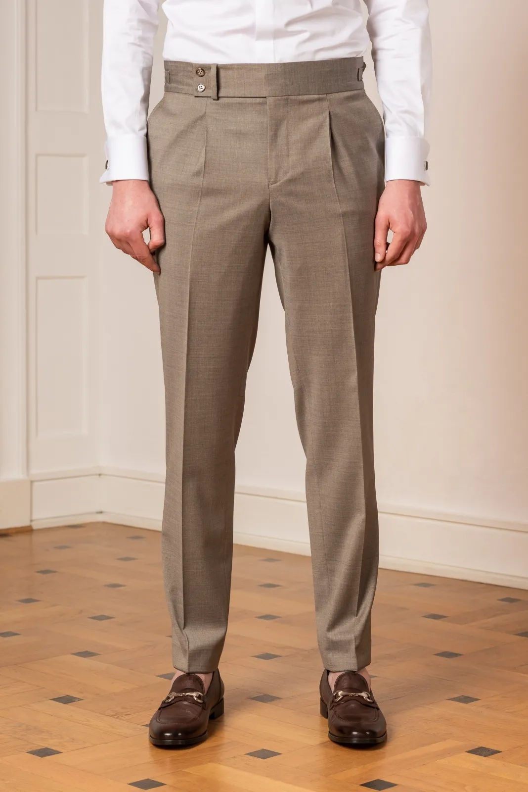 Spodnie z wyższym stanem, zakładkami, bez szlufek, ze ściągaczami - ciemny beż 58