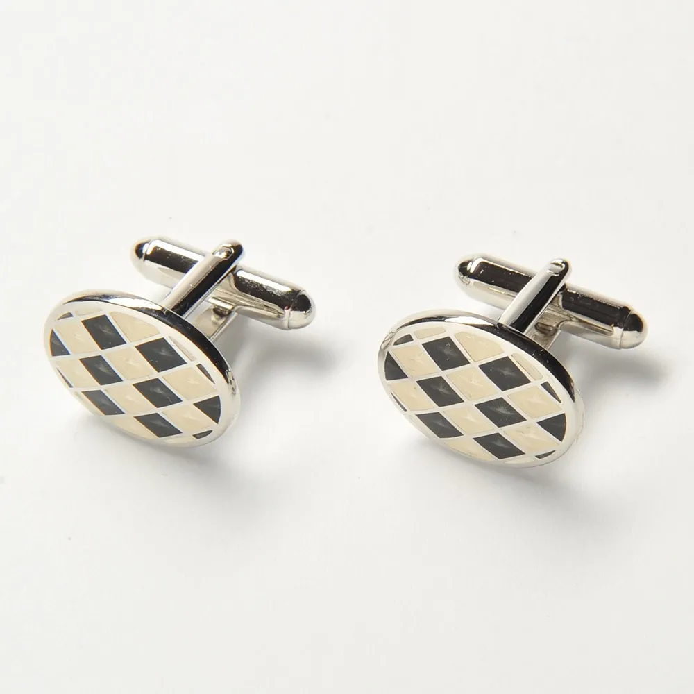 Eleganckie spinki do mankietów owalne w czarną i ecru szachownicę