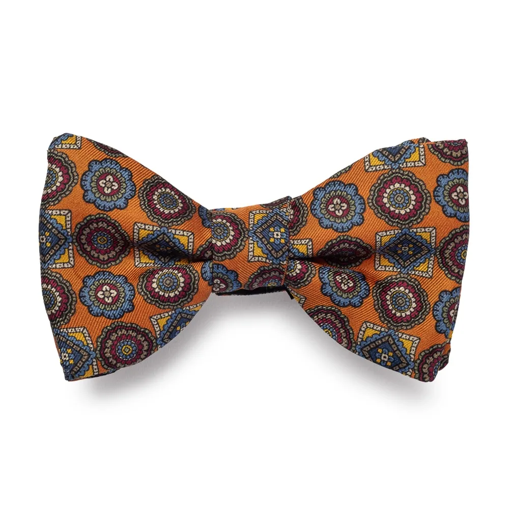 Elegancka mucha jedwabna wiązana pomarańczowa w granatowe rozety Hemley