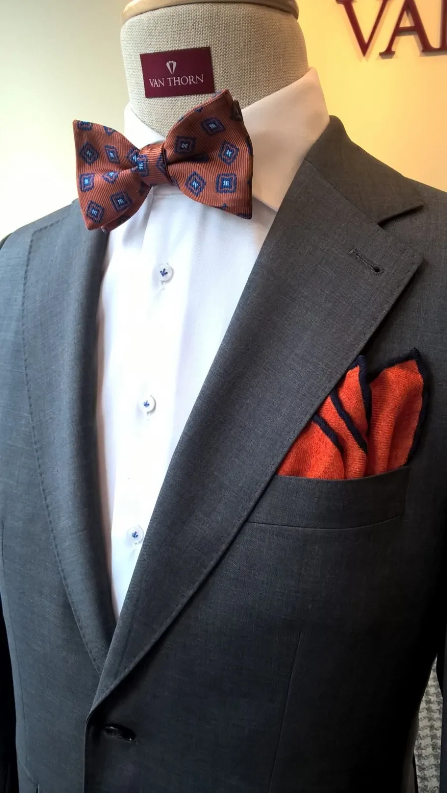 Rdzawa mucha wiązana Hemley w granatowe kwadraty