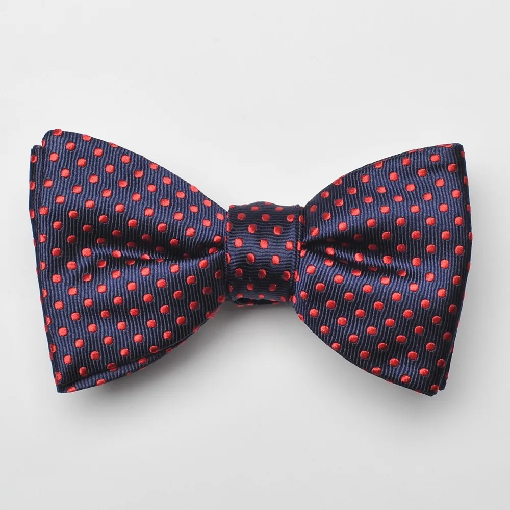 Granatowa mucha wiązana Hemley w czerwone groszki