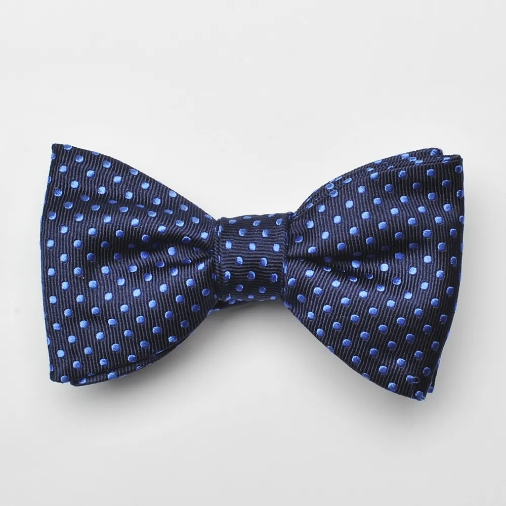 Granatowa mucha wiązana Hemley w błękitne groszki