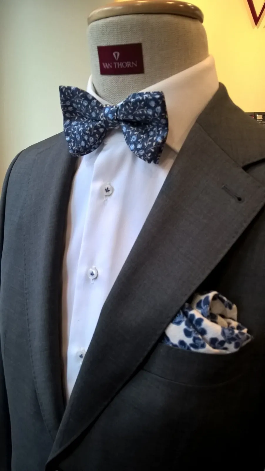 Granatowa mucha wiązana Hemley z niebieskimi kwiatami