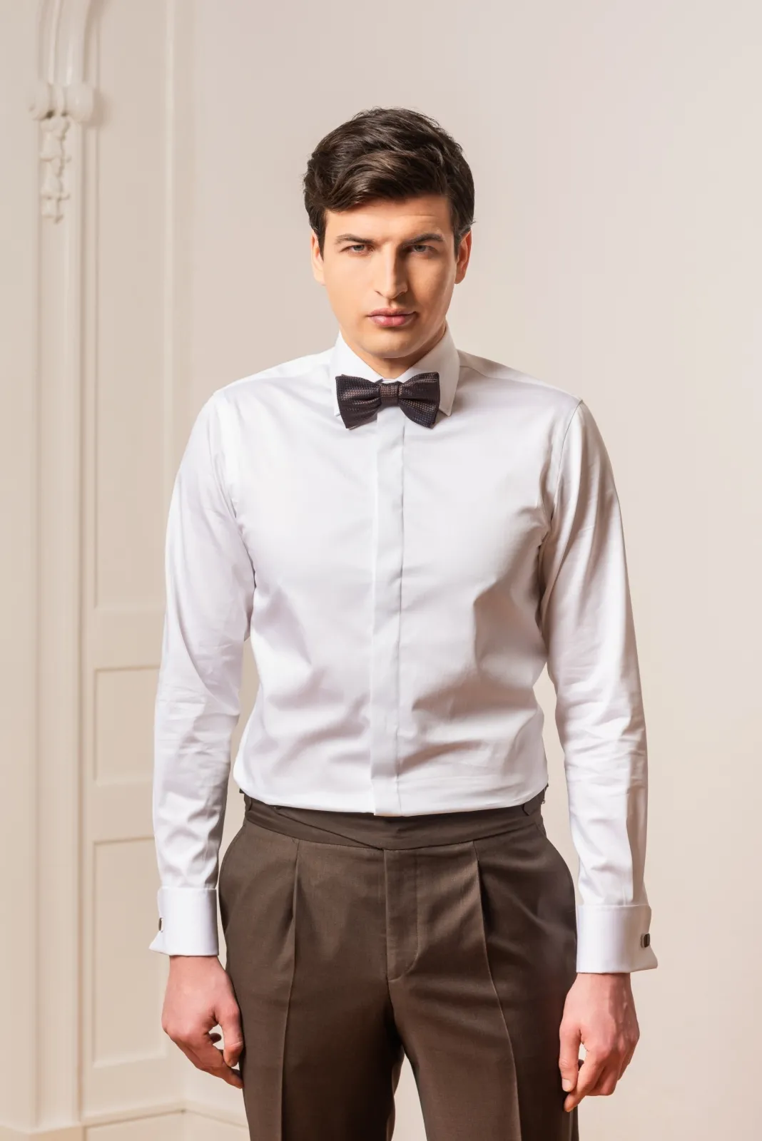 Elegancka biała koszula męska do muchy z krytą plisą i mankietami na spinki 39