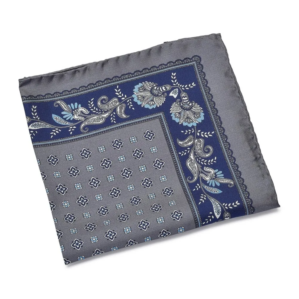 Szara jedwabna poszetka w garnatowy, roślinny wzór