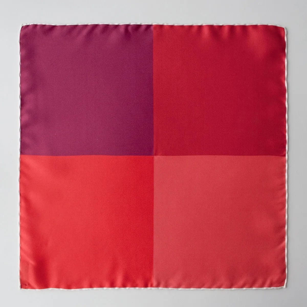 Czterokolorowa czerwona poszetka jedwabna w czterech odcieniach