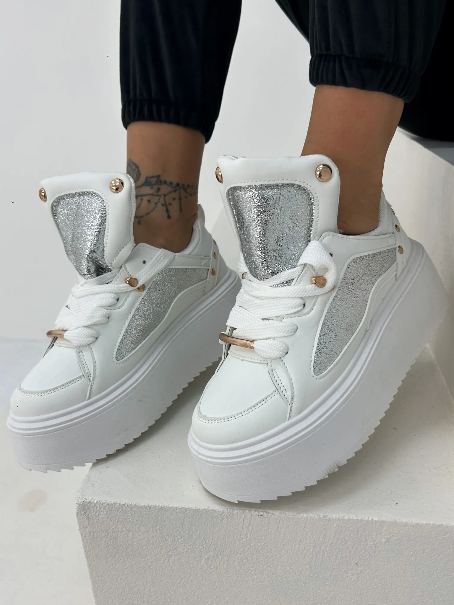 Buty sneakersy wysokie ze srebrem białe Salvee