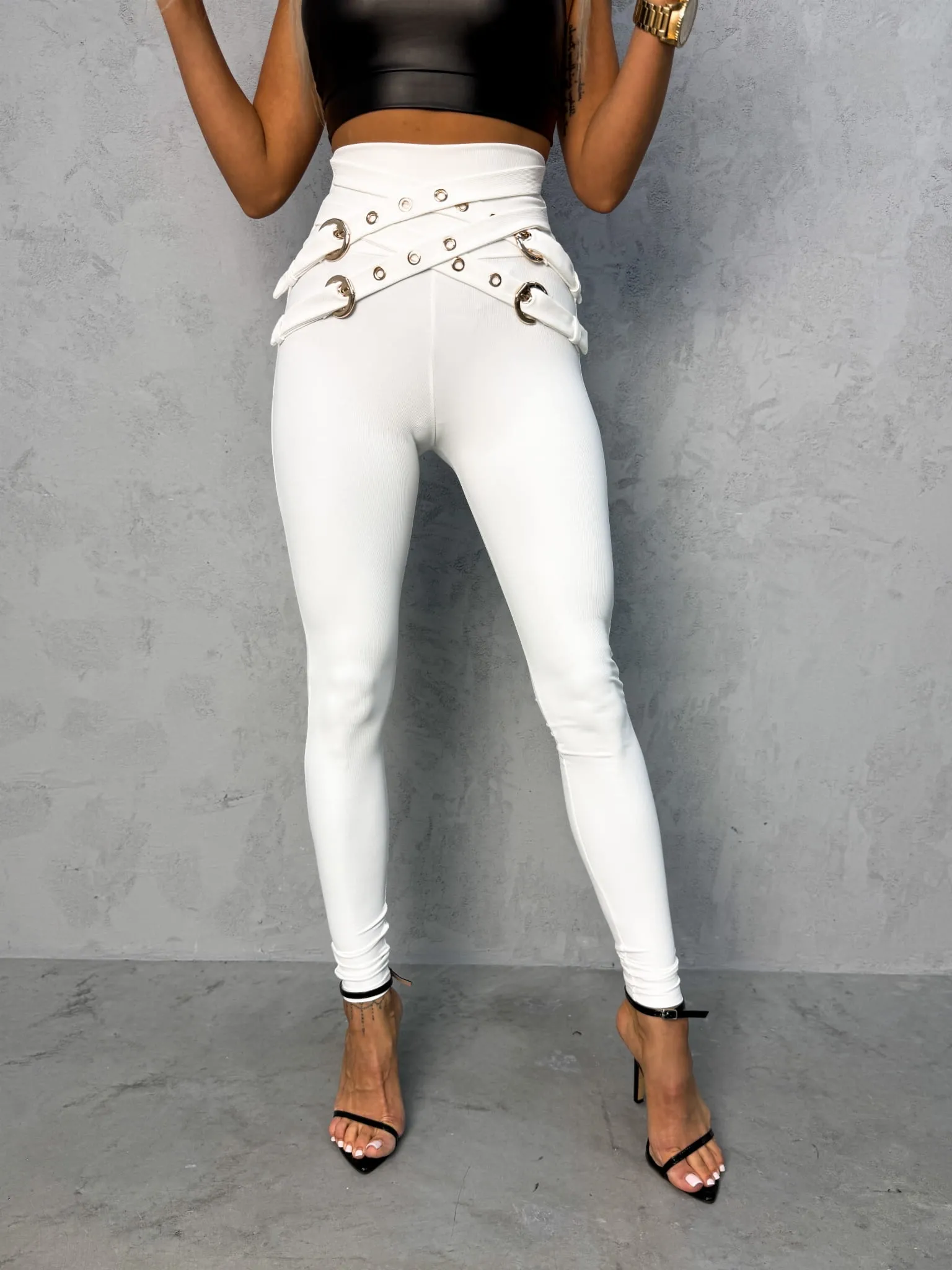 Spodnie prążkowane polskiej produkcji leginsy z klamrami i wysokim stanem białe 66