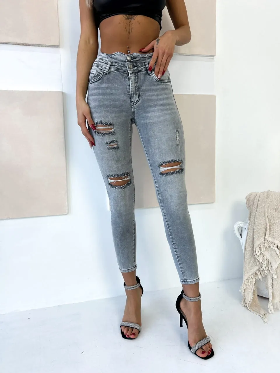 Spodnie jeansowe z dwoma guzikami jasne szare MSara 99