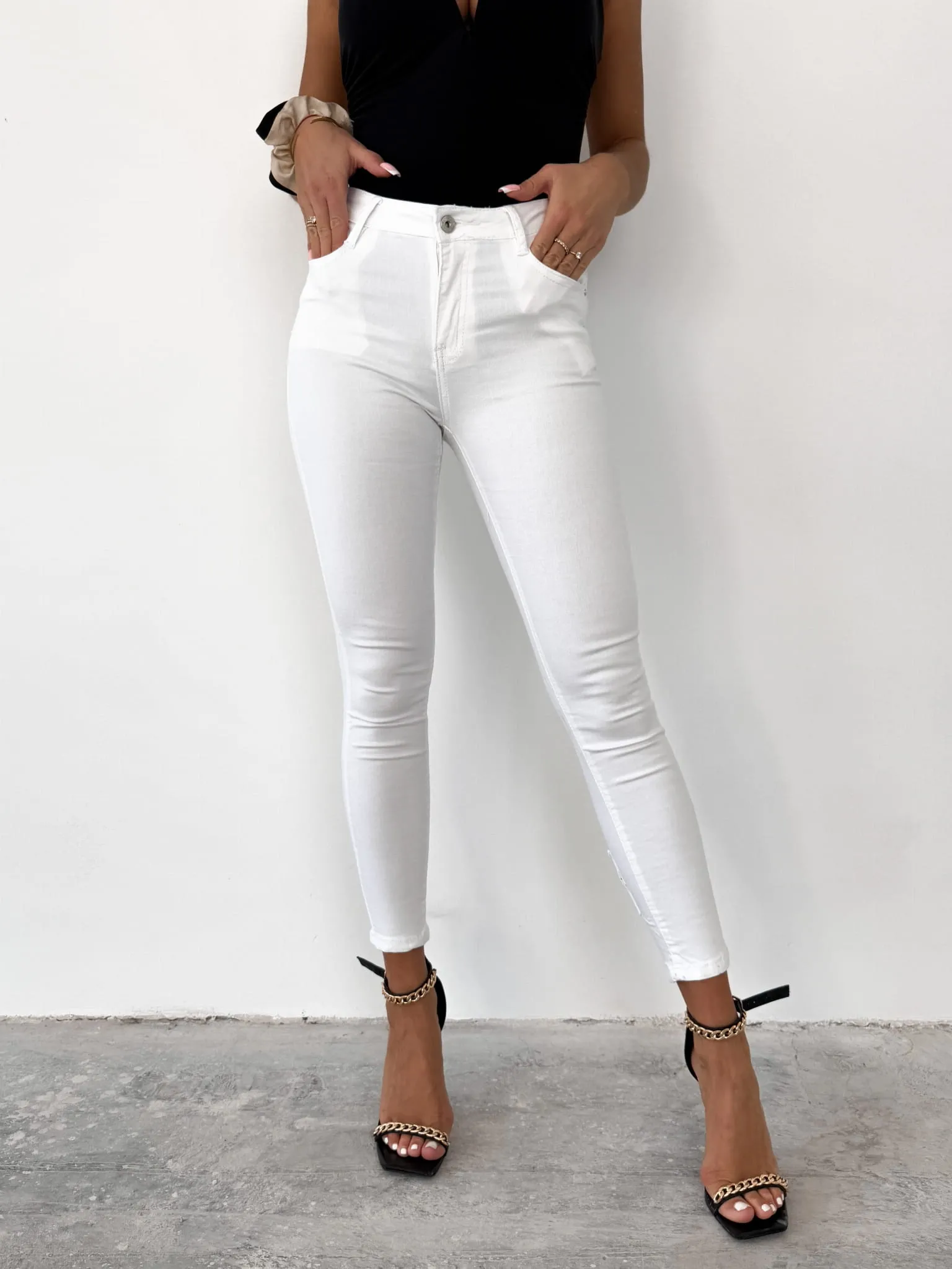 Spodnie z ekspresami na nogawkach białe 154