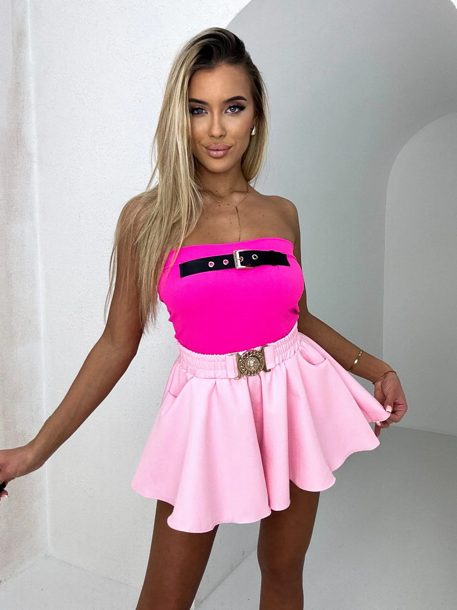 Szorty rozkloszowane z paskiem pudrowe Lionly PW2