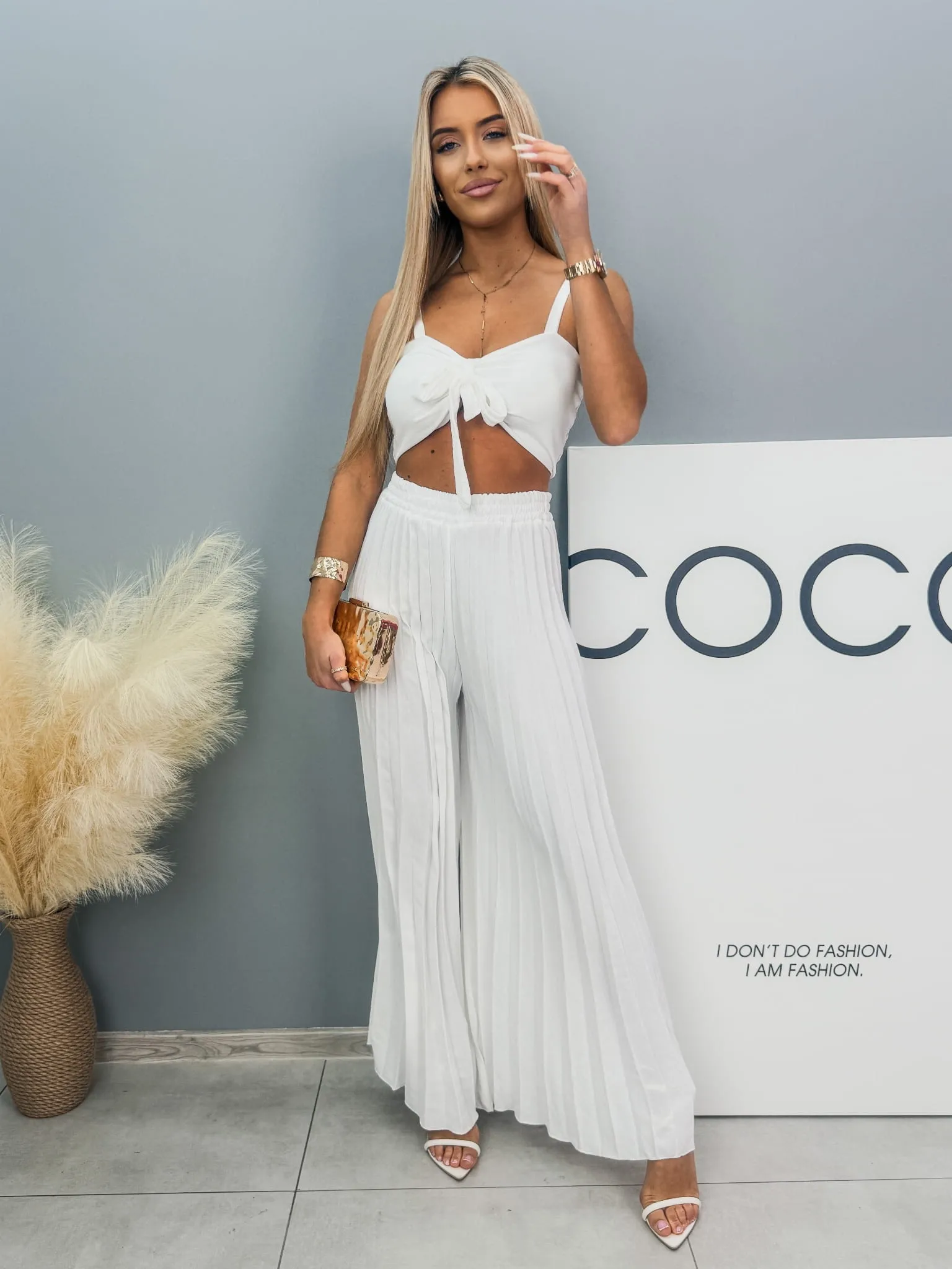 Komplet z plisowanymi spodniami i wiązanym topem biały Savanna W7