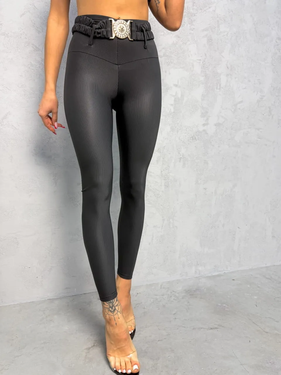 Spodnie legginsy skórzane z paskiem prążkowane czarne 46A (Wariant rozmiar + kolor: M/L; Kolor: czarny)