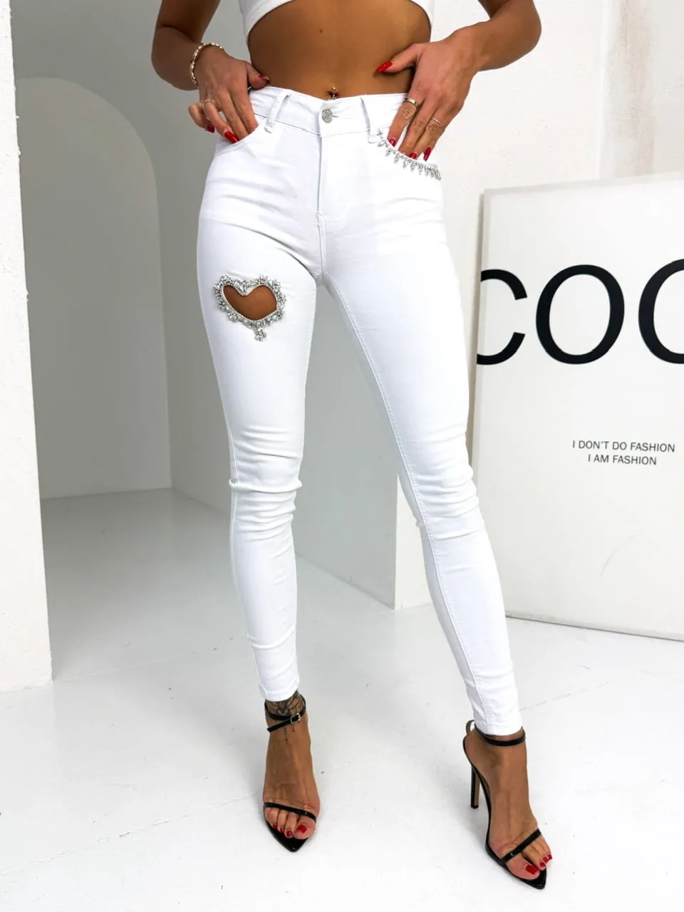 Spodnie jeansowe z wyciętym sercem z cyrkonii białe 162 (Wariant rozmiar + kolor: M; Kolor: Biały)