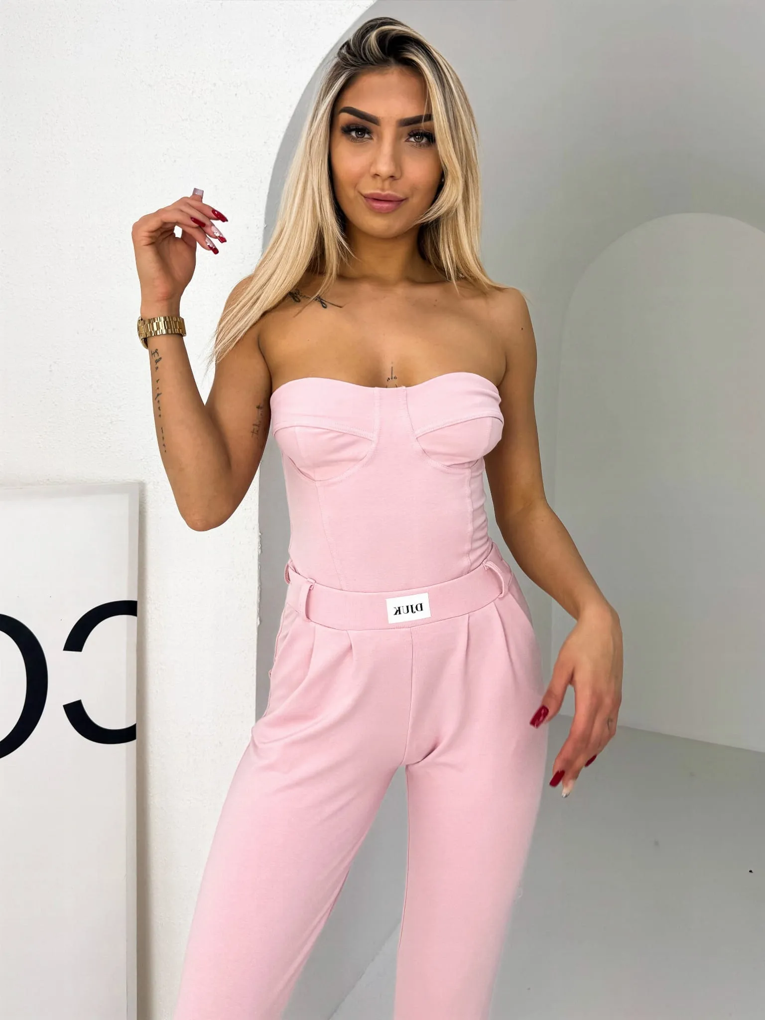 Bluzka bardotka polskiej produkcji pudrowa różowa Boddie W2 (Wariant rozmiar + kolor: S; Kolor: Różowy)