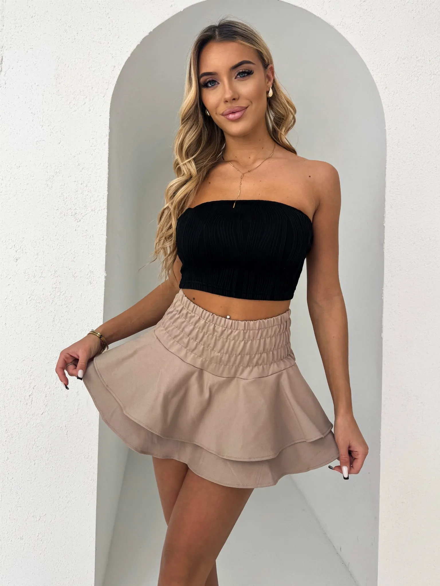 Szorty z marszczeniem i falbanami polskiej produkcji beżowe Tasha PW8 (Wariant rozmiar + kolor: Uniwersalny; Kolor: Beżowy)