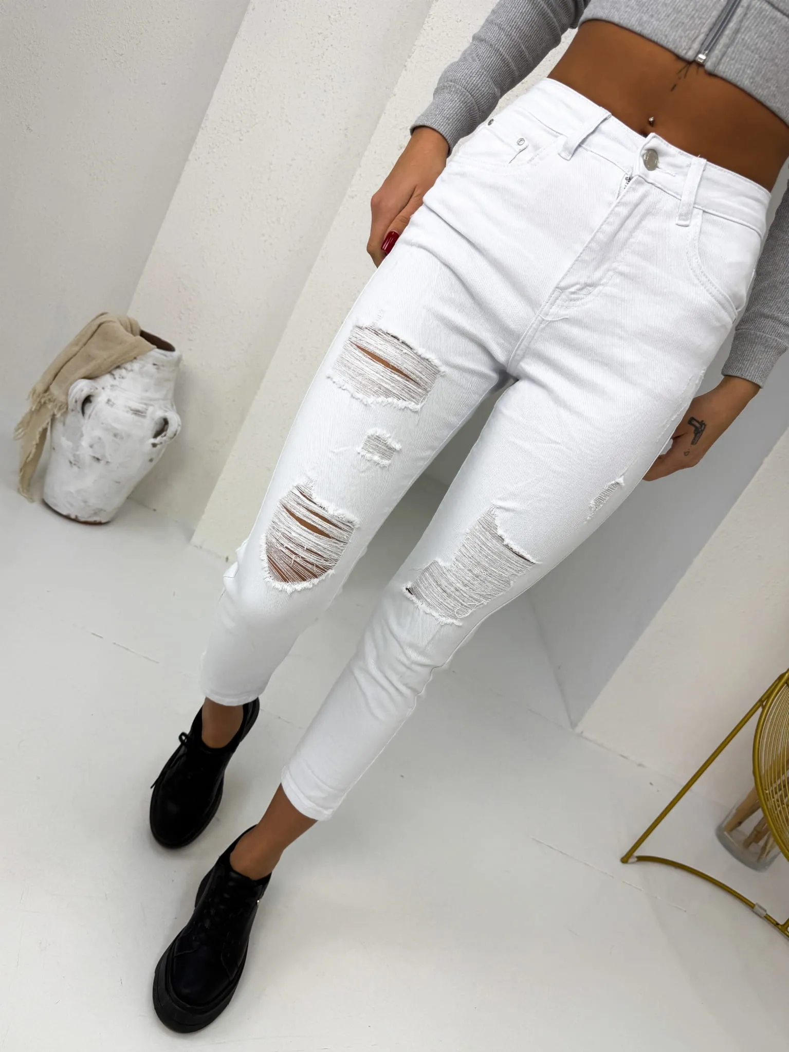 Spodnie białe boyfriendy szerokie z dziurami białe 171 (Wariant rozmiar + kolor: M; Kolor: Biały)