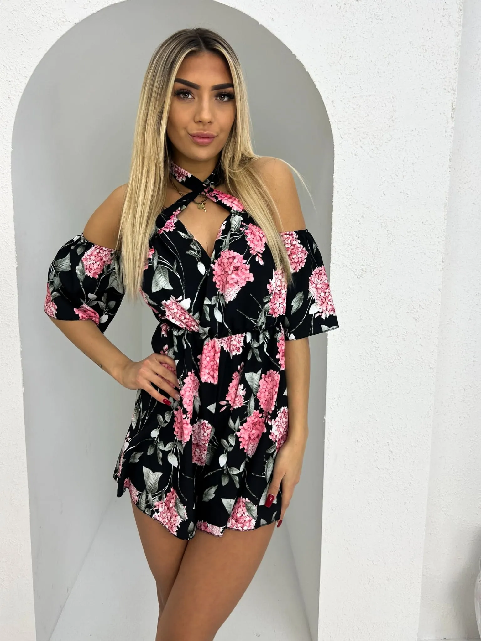 Kombinezon krótki zwiewny we wzory czarny Matty W3 (Wariant rozmiar + kolor: Uniwersalny; Kolor: czarny)