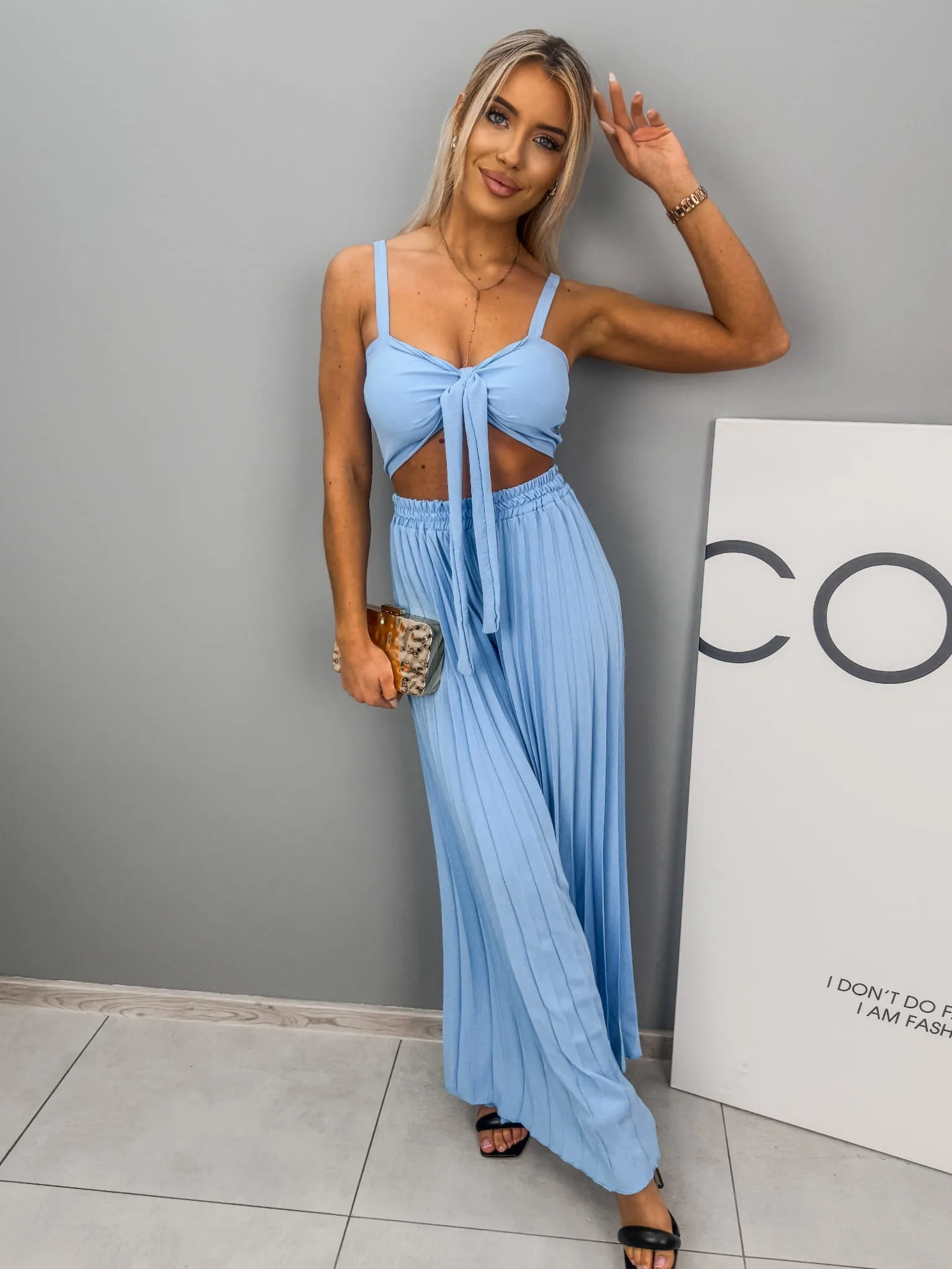 Komplet z plisowanymi spodniami i wiązanym topem baby blue Savanna W7 (Wariant rozmiar + kolor: Uniwersalny; Kolor: Niebieski)