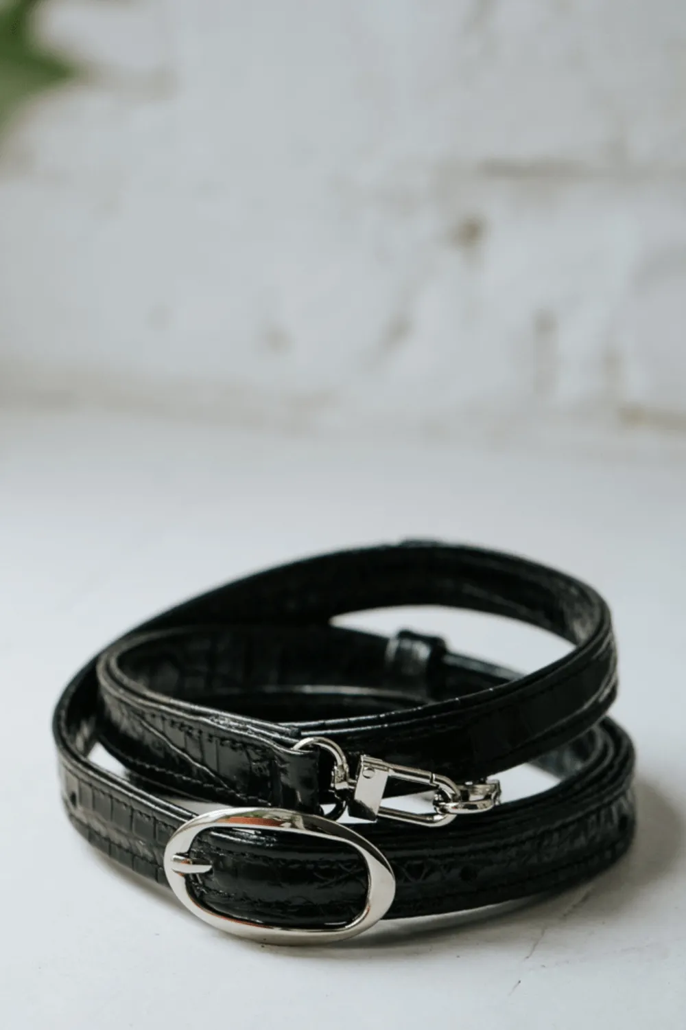 SKÓRZANY PASEK DO TOREBKI - regulowany - czarny - lakier