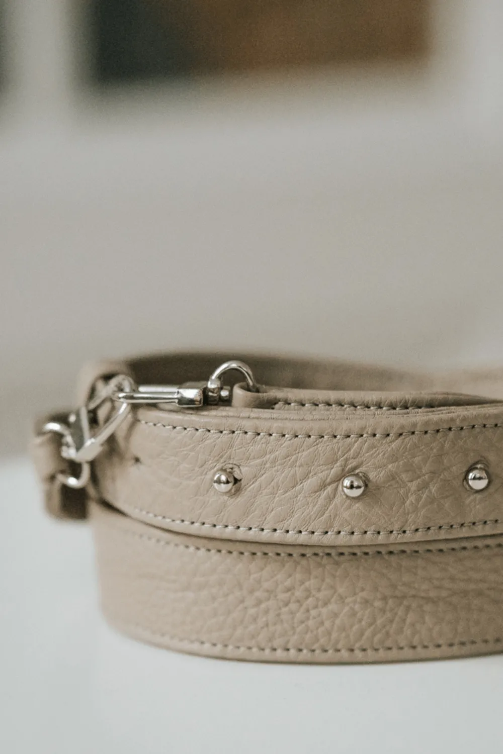 SKÓRZANY PASEK DO TOREBKI - szeroki - regulowany - beżowy