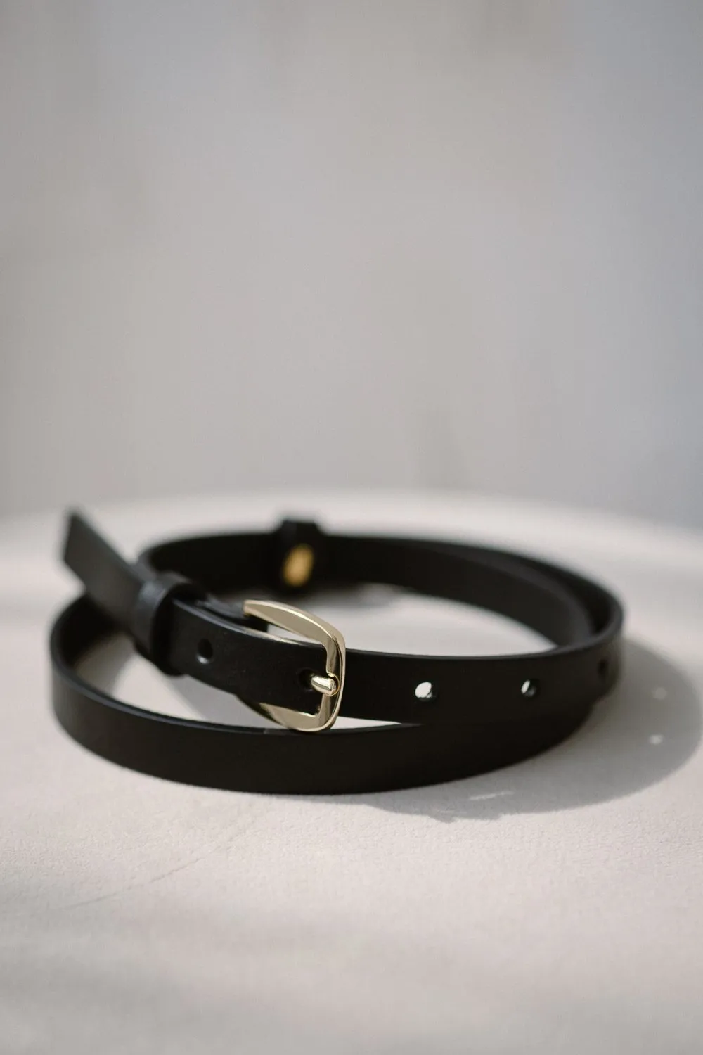 PASEK DAMSKI SKÓRZANY - 15mm - czarny - złoto - czarny, ROZMIAR M - obwód paska po zapięciu 69-86cm